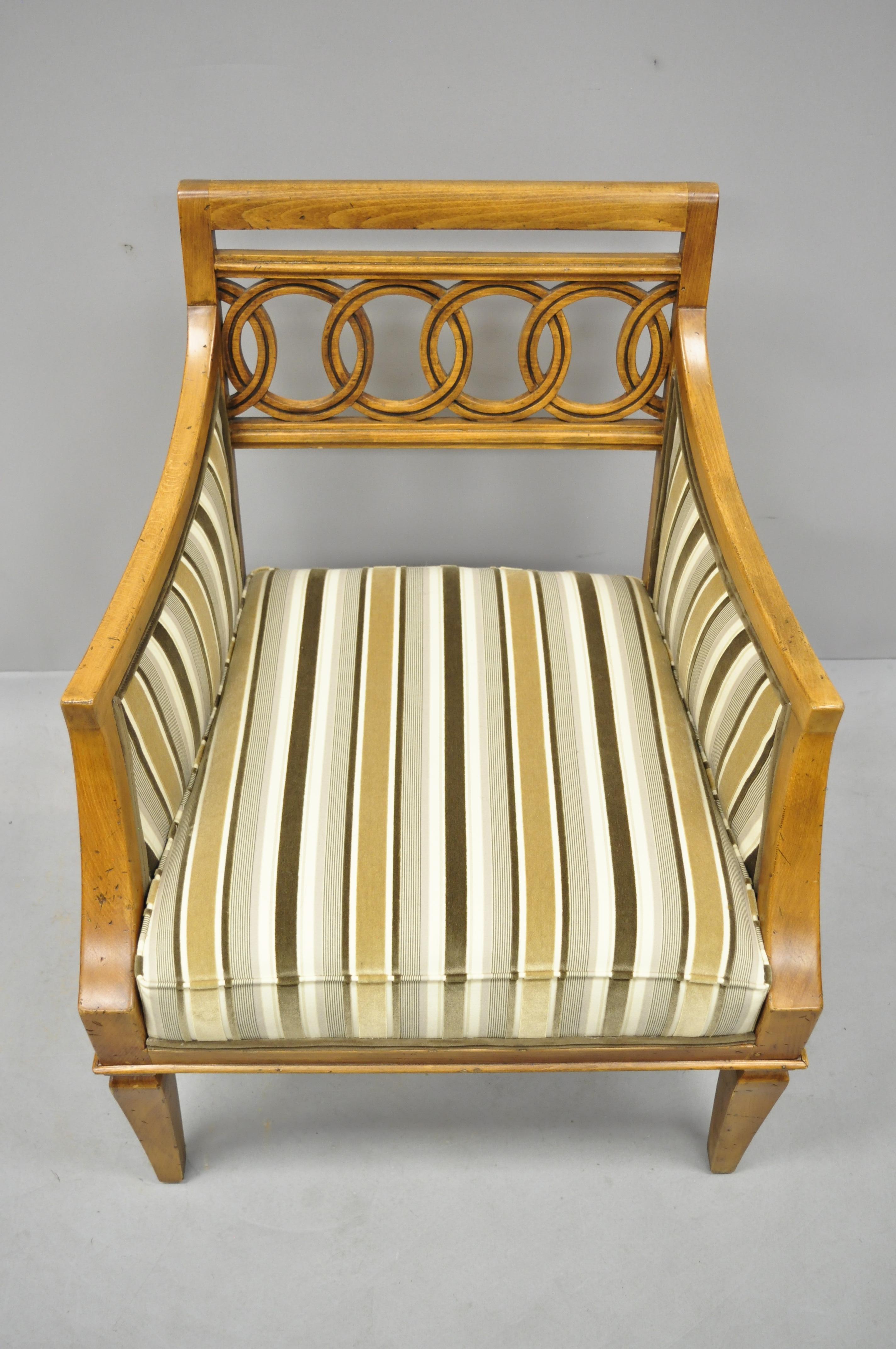 Paar geschnitzte Sessel im französischen Hollywood-Regency-Stil mit Spiralrückenlehne (Stoff) im Angebot