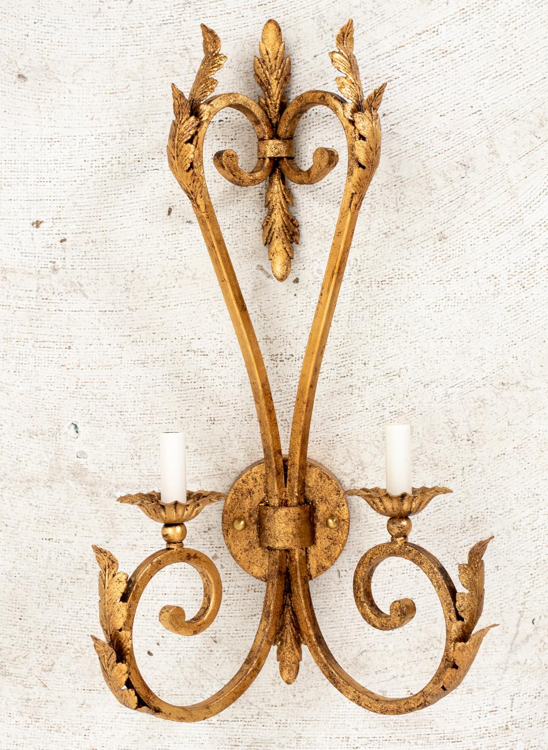 Paar vergoldete Eisen-Wandleuchter im Hollywood-Regency-Stil (Hollywood Regency) im Angebot