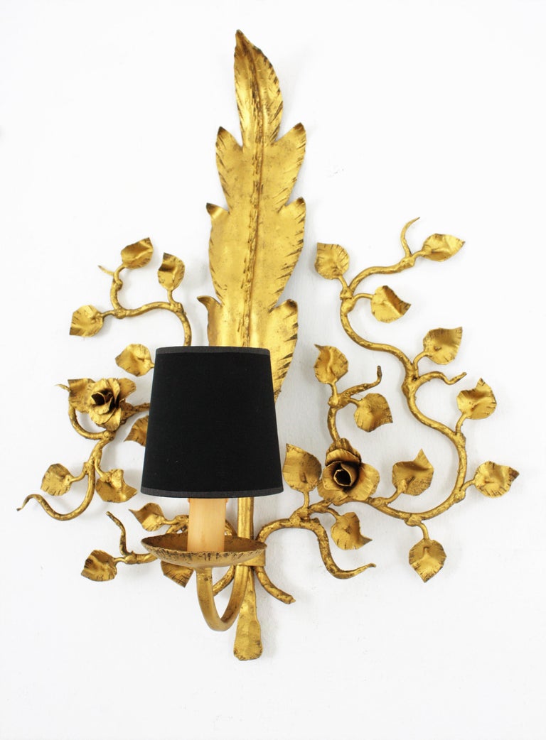 Pair of Hollywood Regency Foliage Floral Wall Sconces in Gilt Iron, 1940s For Sale 7
