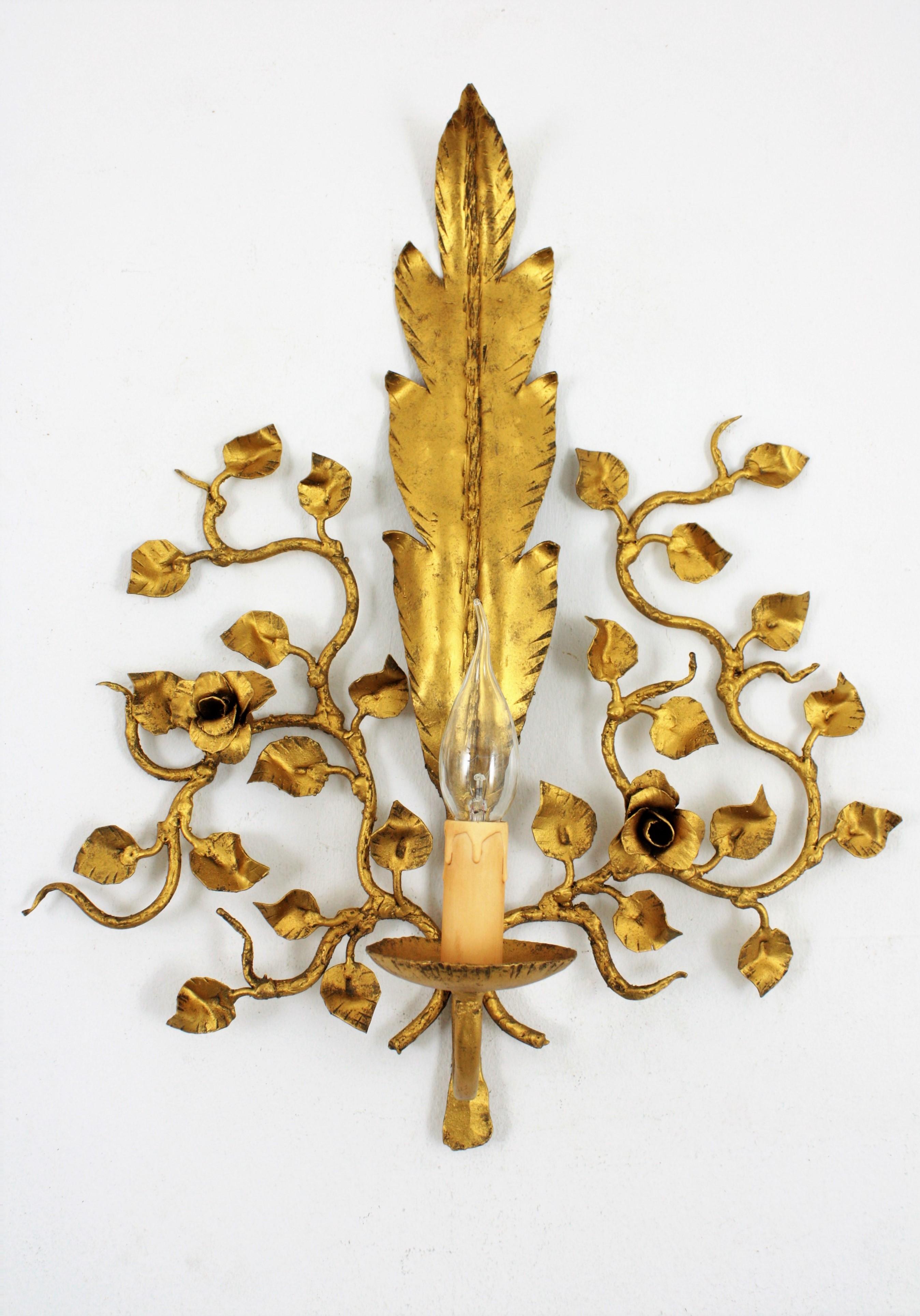 Mid-Century Modern Pair of Hollywood Regency Foliage Floral Wall Sconces in Gilt Iron, 1940s