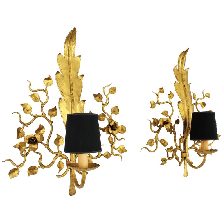 Pair of Hollywood Regency Foliage Floral Wall Sconces in Gilt Iron, 1940s For Sale