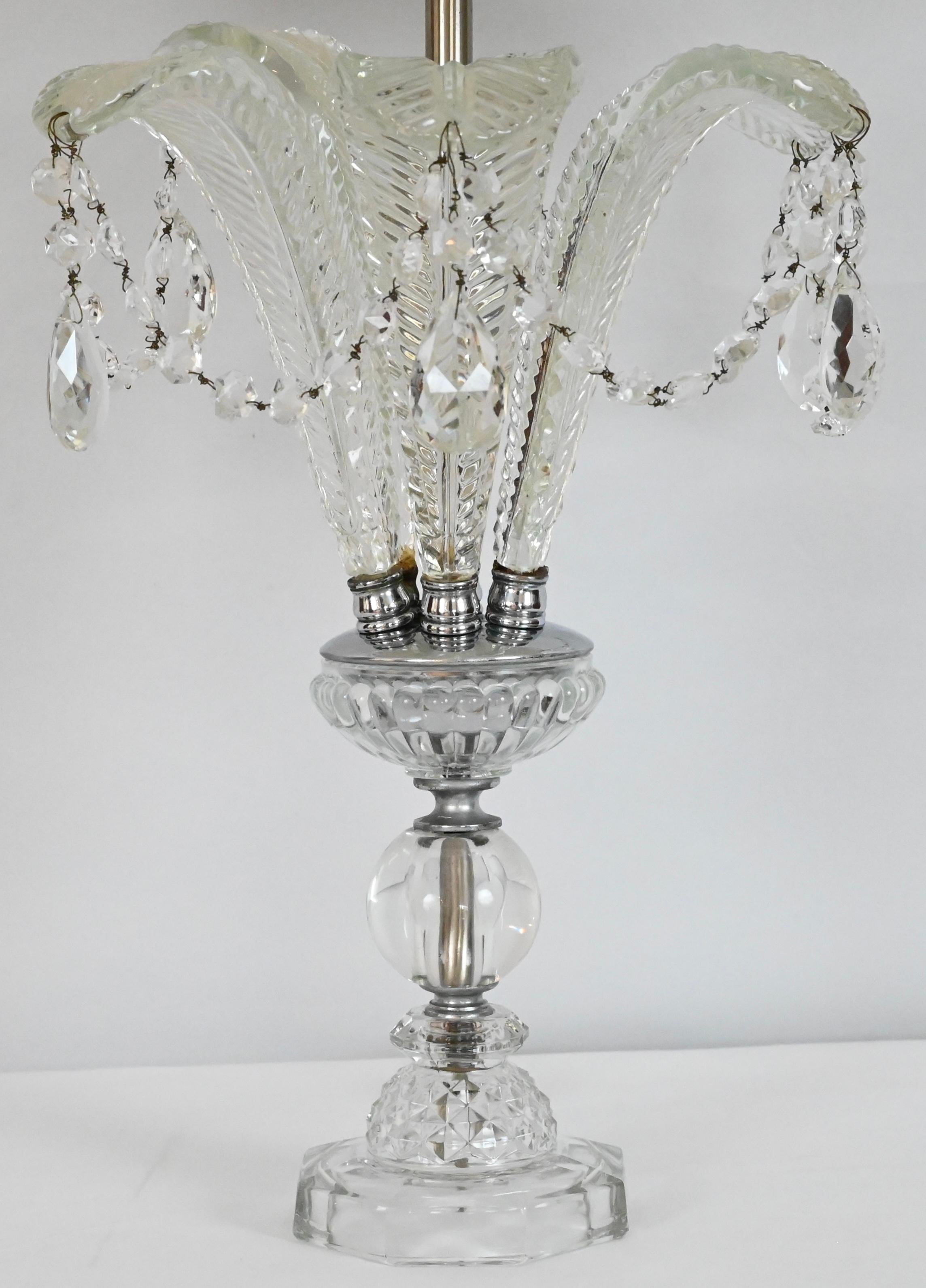 Magnifique paire de lampes à feuilles de fougère en cristal taillé de style Hollywood Regency, avec des bases en verre. Ces lampes ont été entièrement nettoyées et sont en parfait état de fonctionnement. Les feuilles de fougère en verre sont