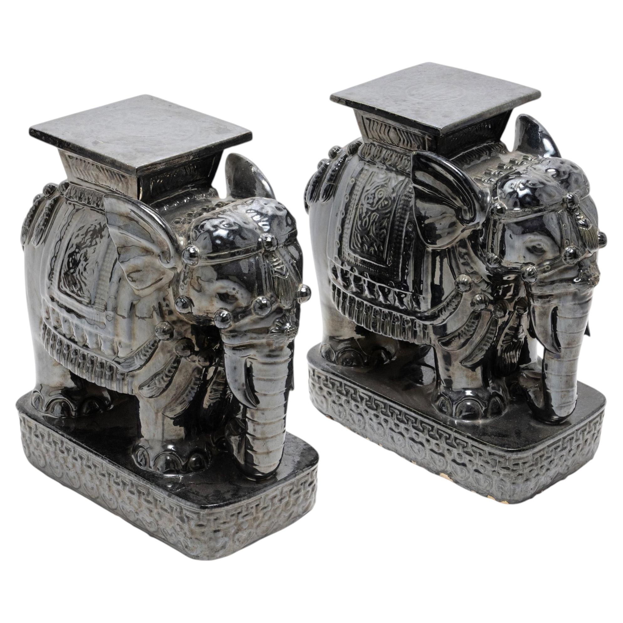 Coppia di sgabelli a forma di elefante in ceramica smaltata in stile Hollywood Regency