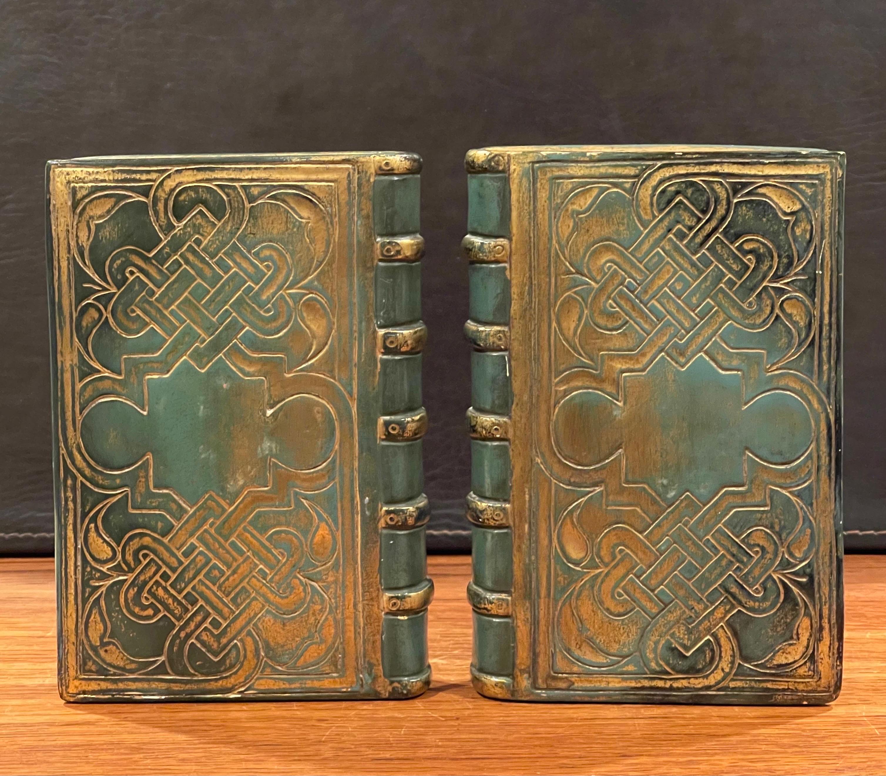 Plâtre Paire de serre-livres « Book » en or doré Hollywood Regency de Borghese en vente
