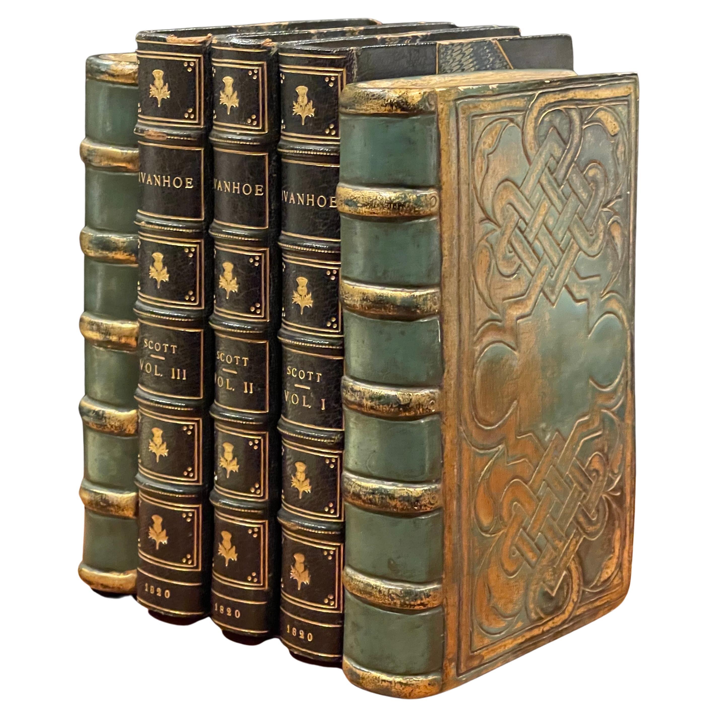 Paire de serre-livres « Book » en or doré Hollywood Regency de Borghese