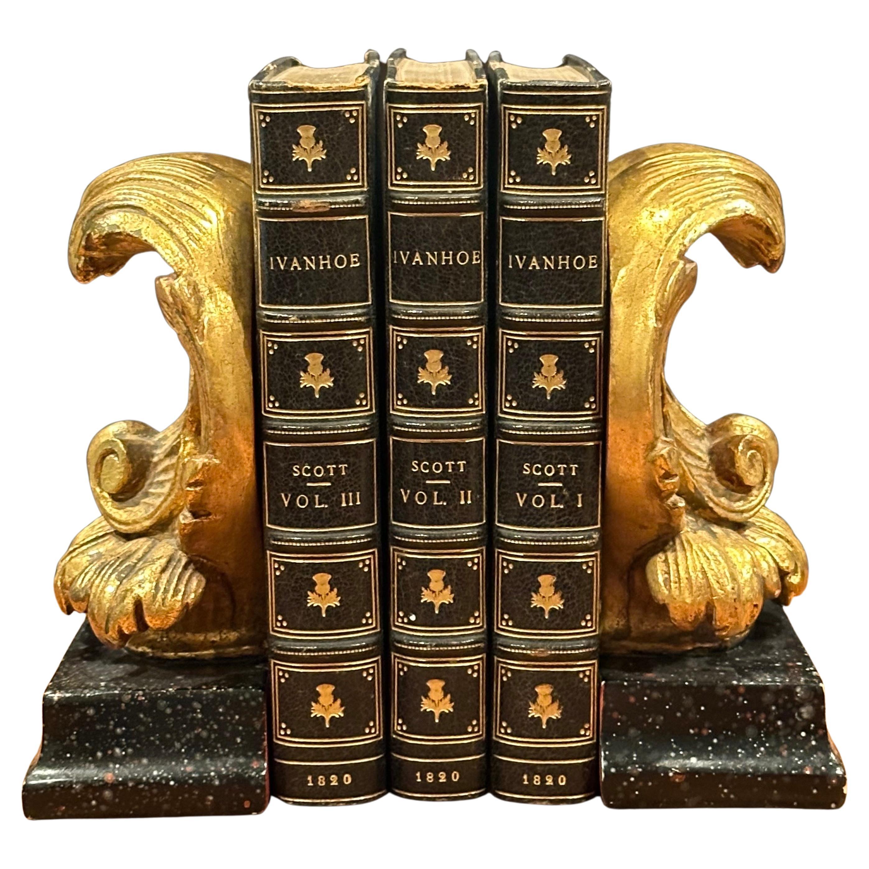 Paar vergoldete Hollywood-Regency-Buchstützen mit Schnörkeln von Borghese