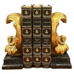 Paar vergoldete Hollywood-Regency-Buchstützen mit Schnörkeln von Borghese