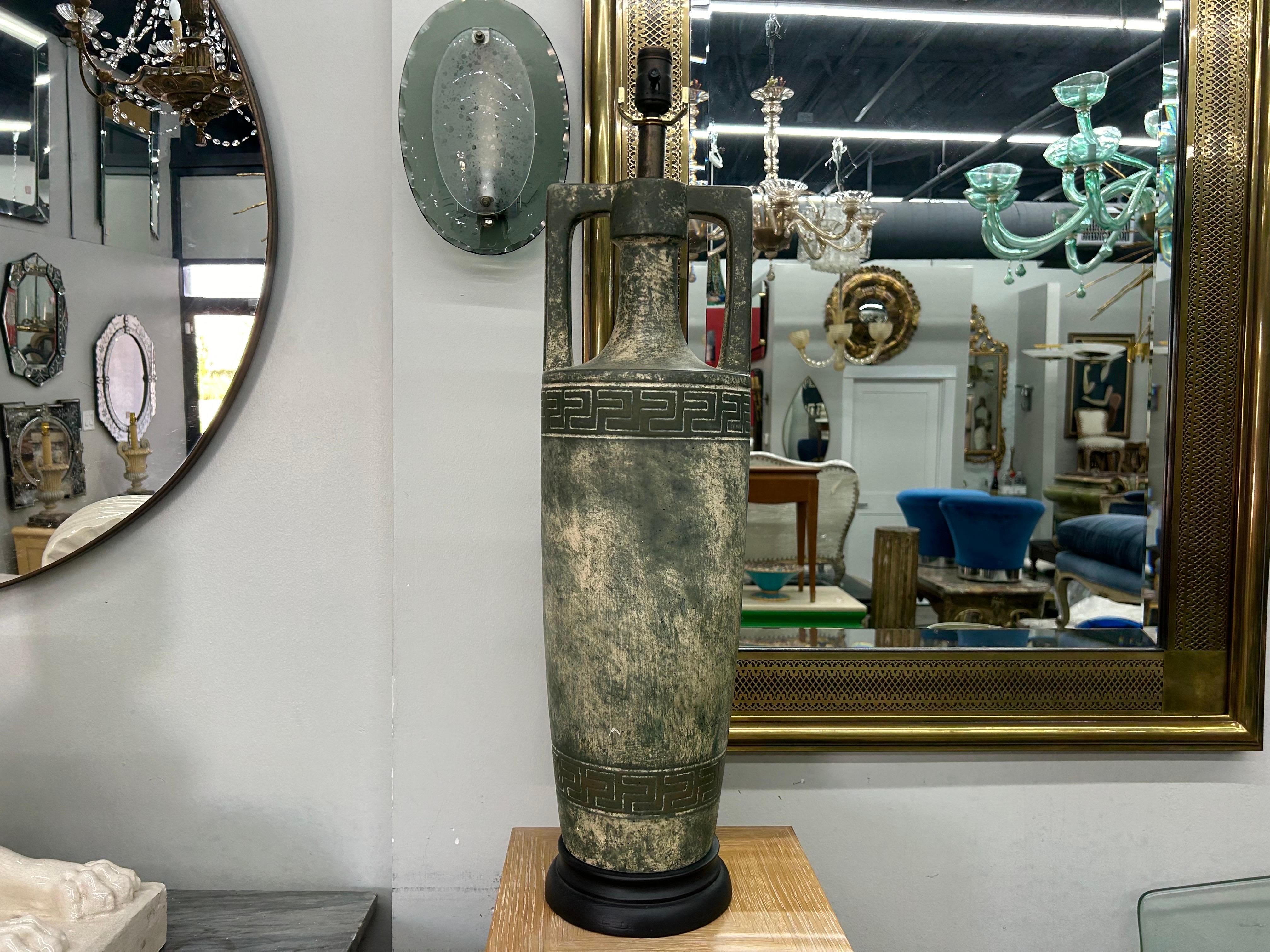 Paar griechisch inspirierte Hollywood-Regency-Lampen im Angebot 3