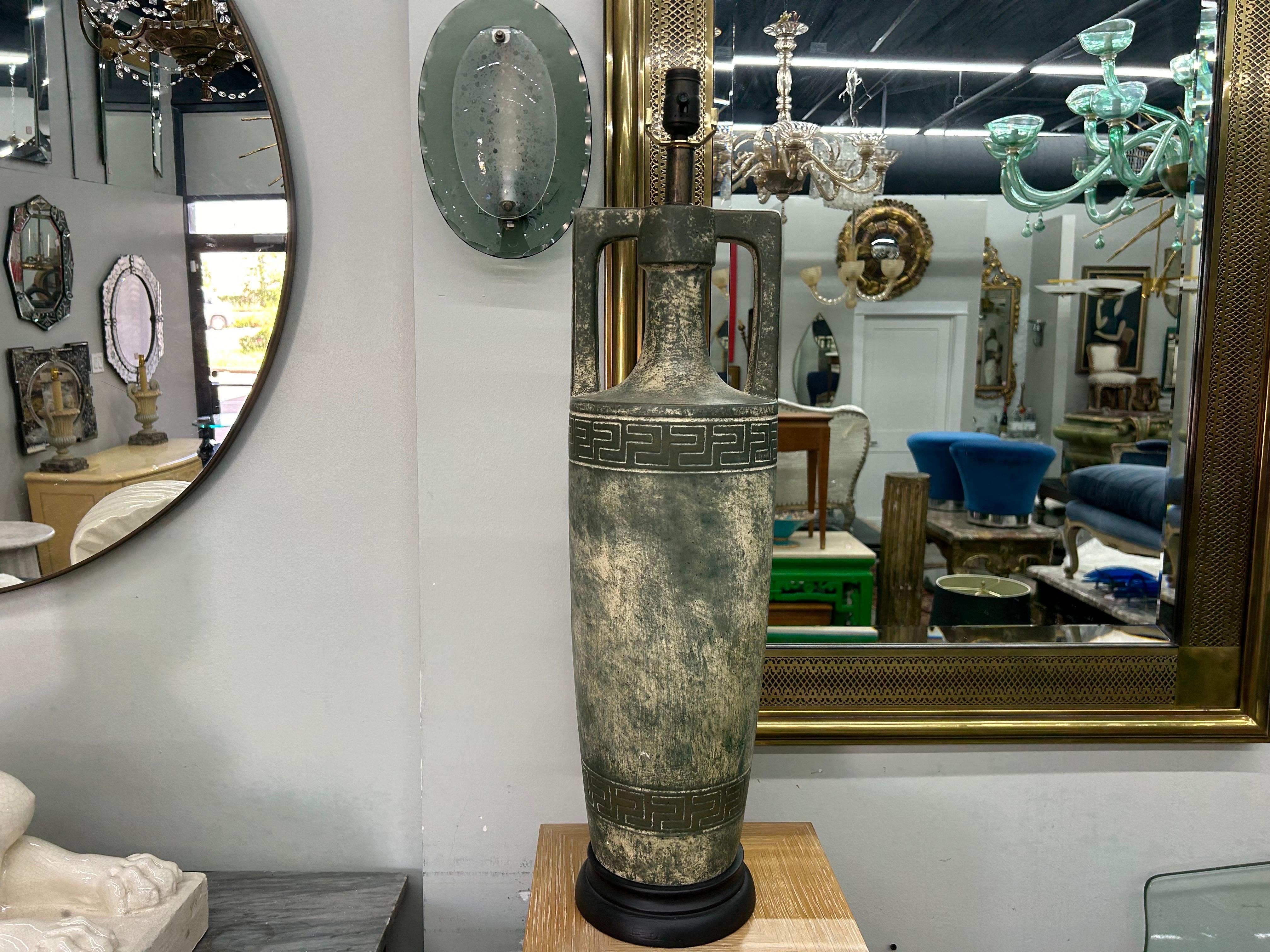 Paar von Hollywood Regency griechisch inspirierte Lampen. Diese hübschen großen Lampen aus der Mitte des Jahrhunderts sind von einem antiken griechischen Design mit großen Griffen mit einem griechischen Schlüssel inspiriert.
Unsere großformatigen