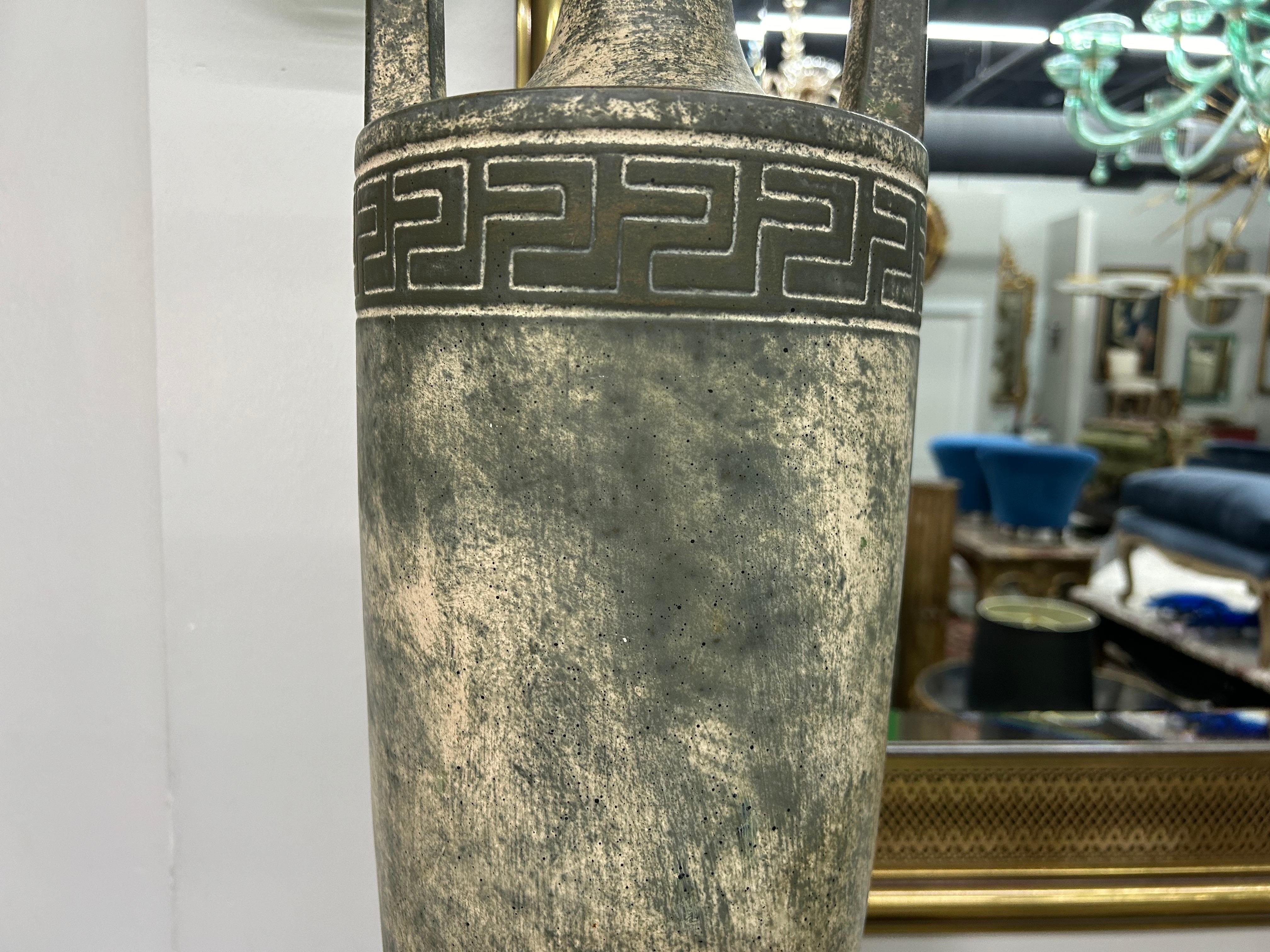 Paar griechisch inspirierte Hollywood-Regency-Lampen im Zustand „Gut“ im Angebot in Houston, TX