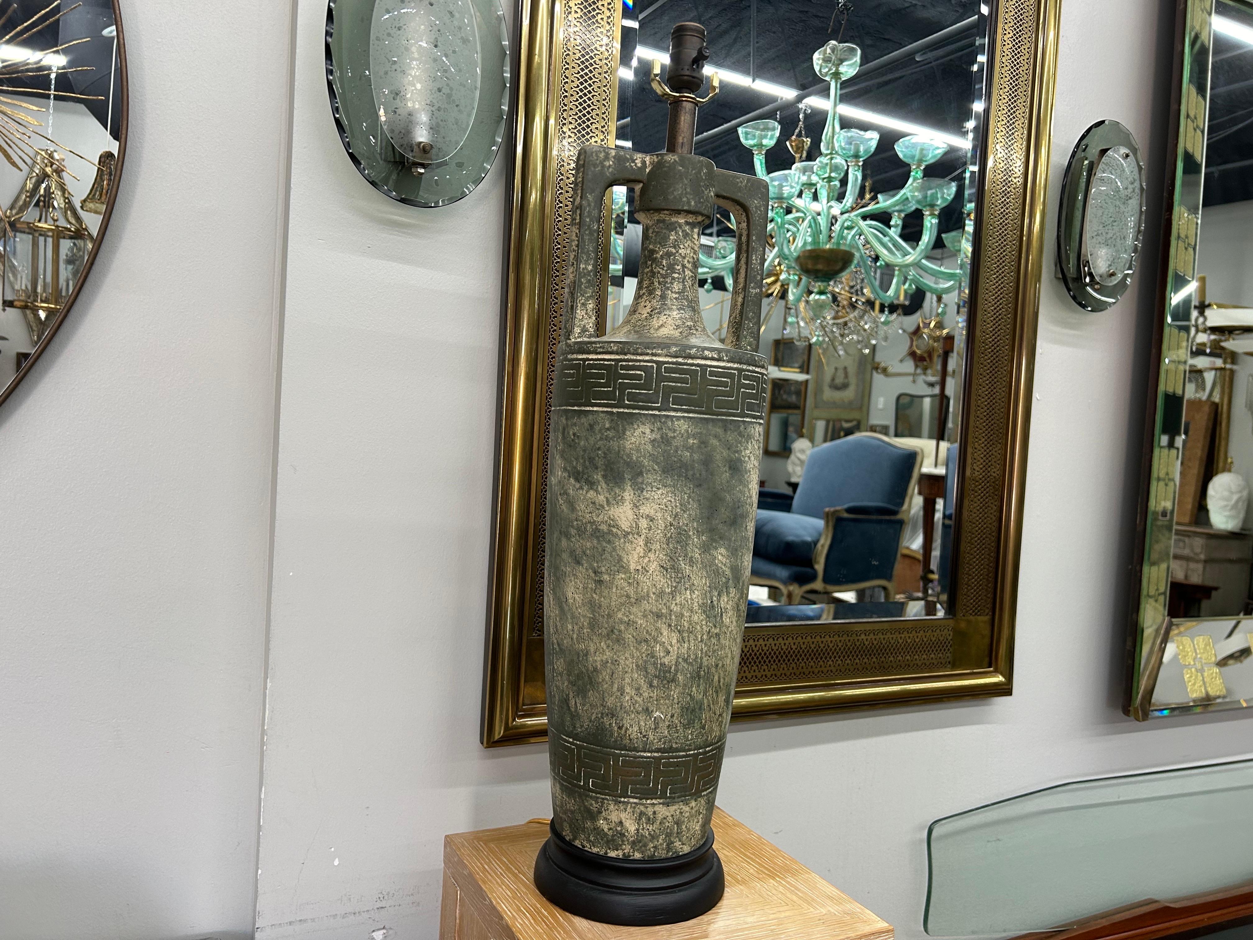 Paar griechisch inspirierte Hollywood-Regency-Lampen im Angebot 1