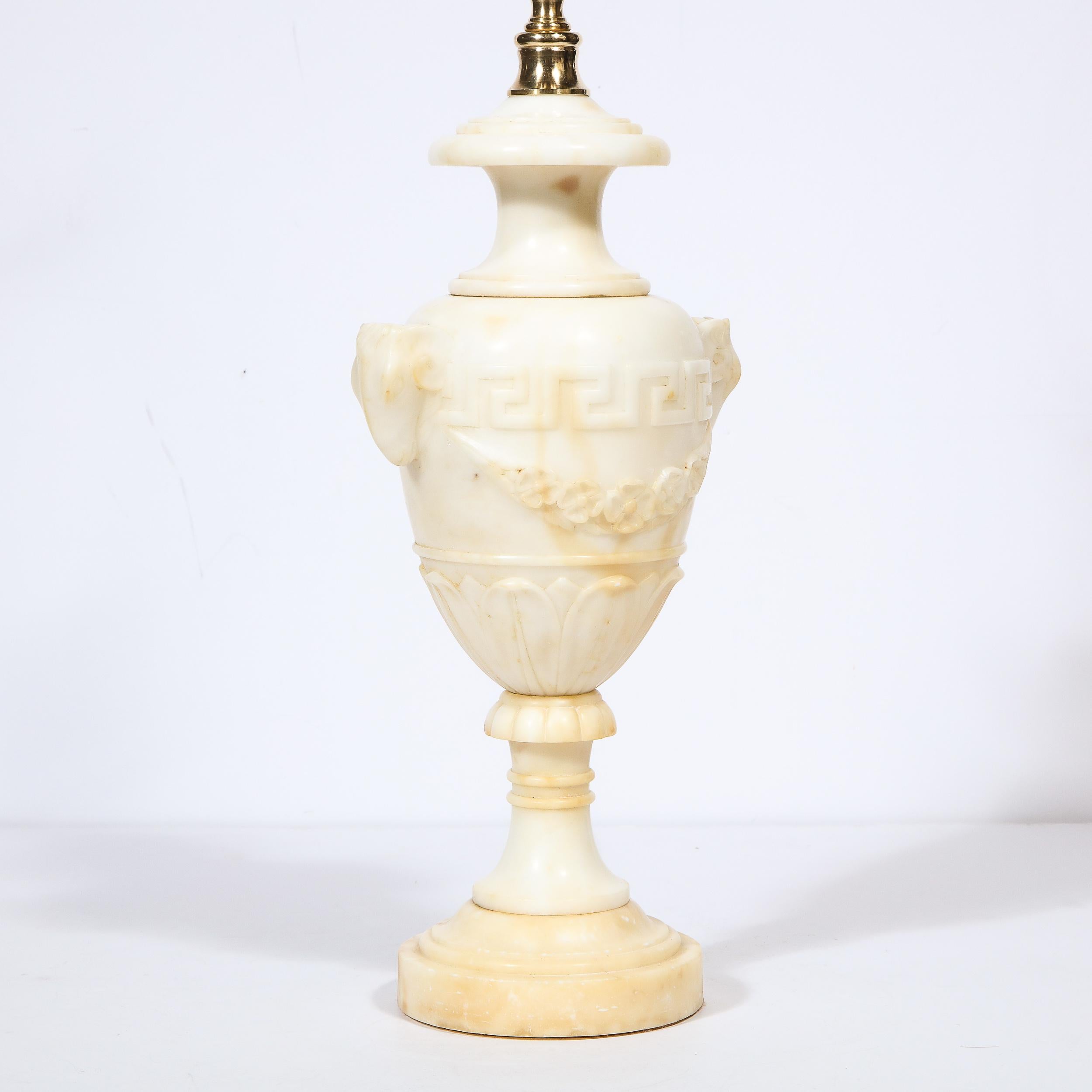 Hollywood-Regency-Lampen aus handgeschnitztem Alabaster mit neoklassischen Details, Paar im Angebot 4