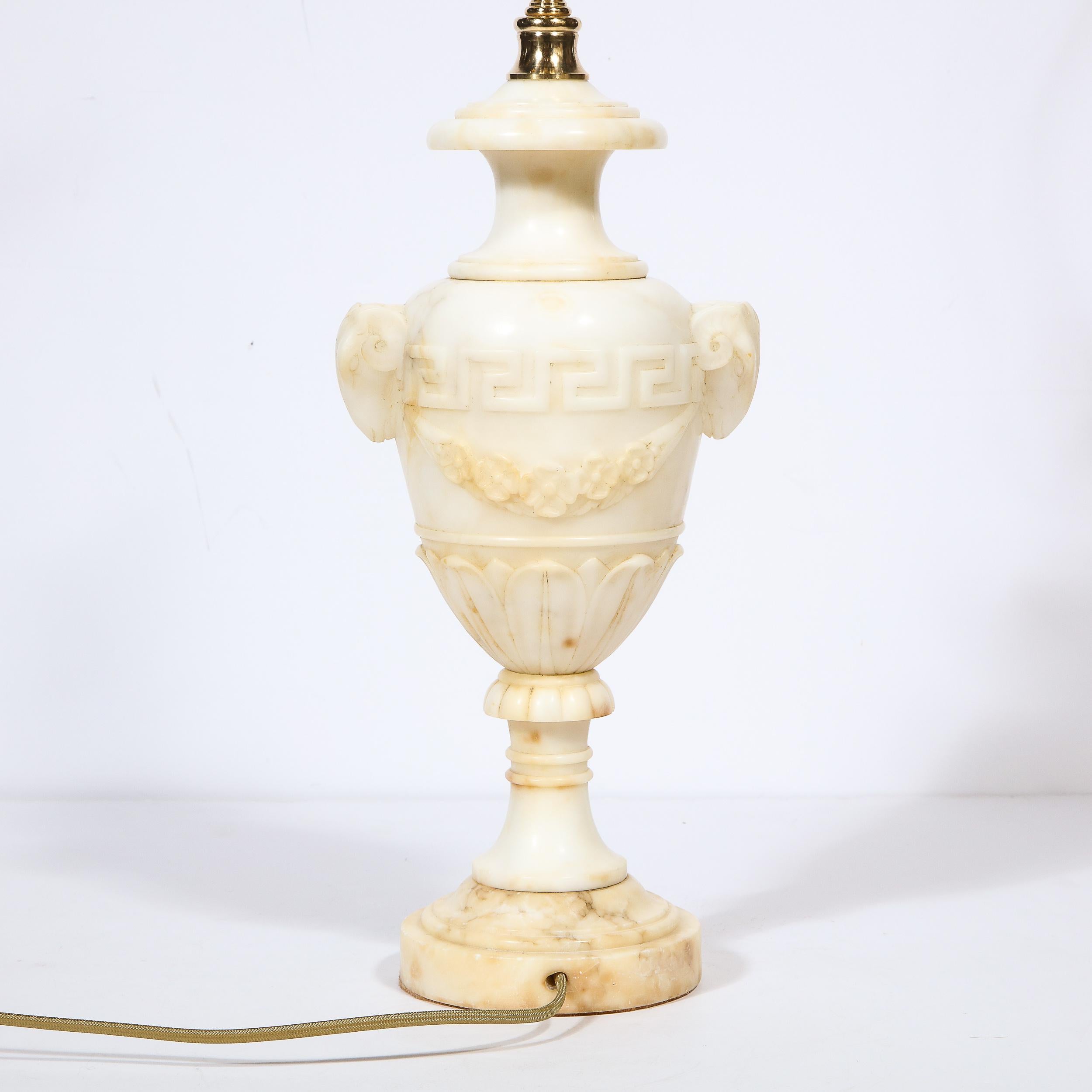 Paire de lampes en albâtre sculptées à la main de style Hollywood Regency avec détails néoclassiques en vente 7