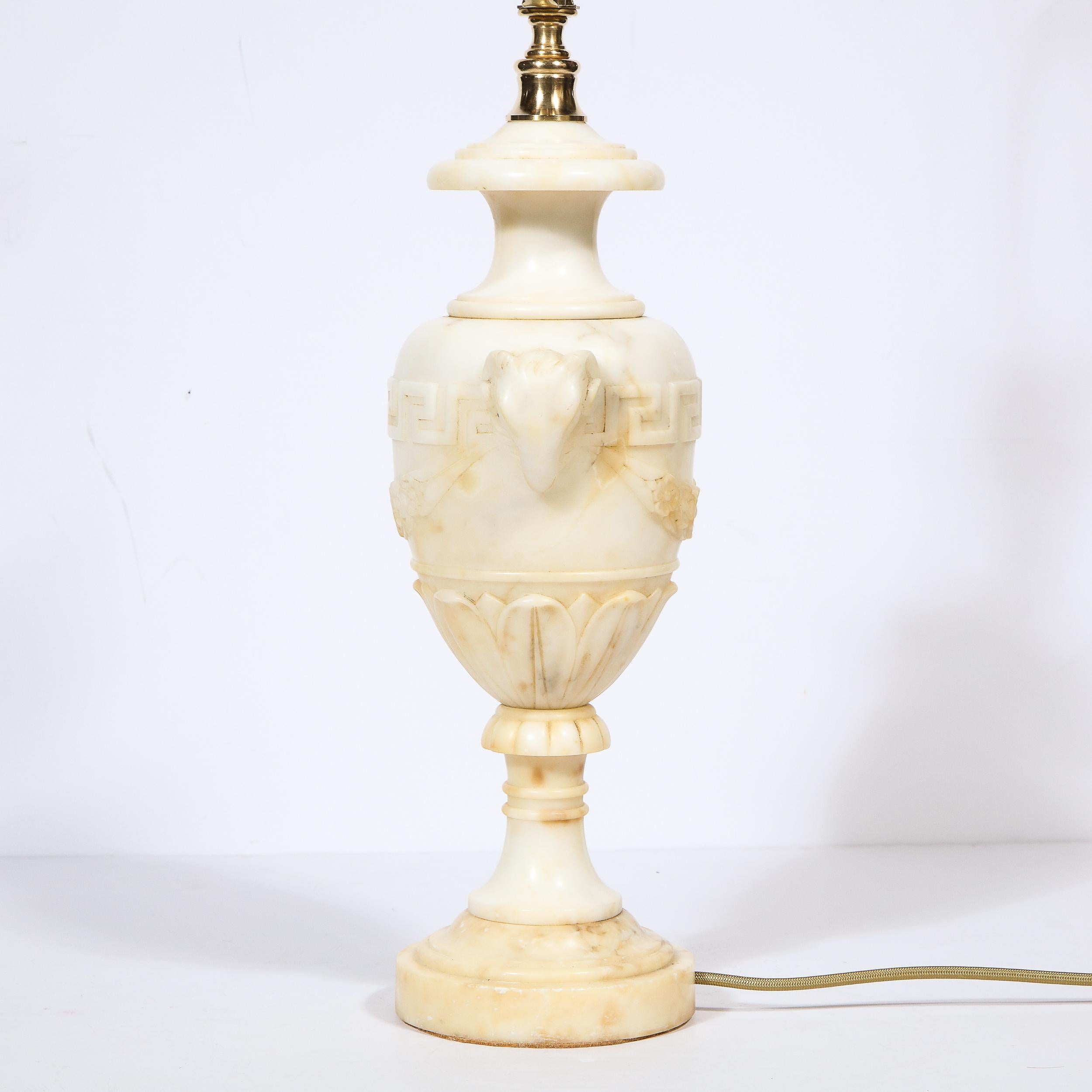 Hollywood-Regency-Lampen aus handgeschnitztem Alabaster mit neoklassischen Details, Paar im Angebot 8