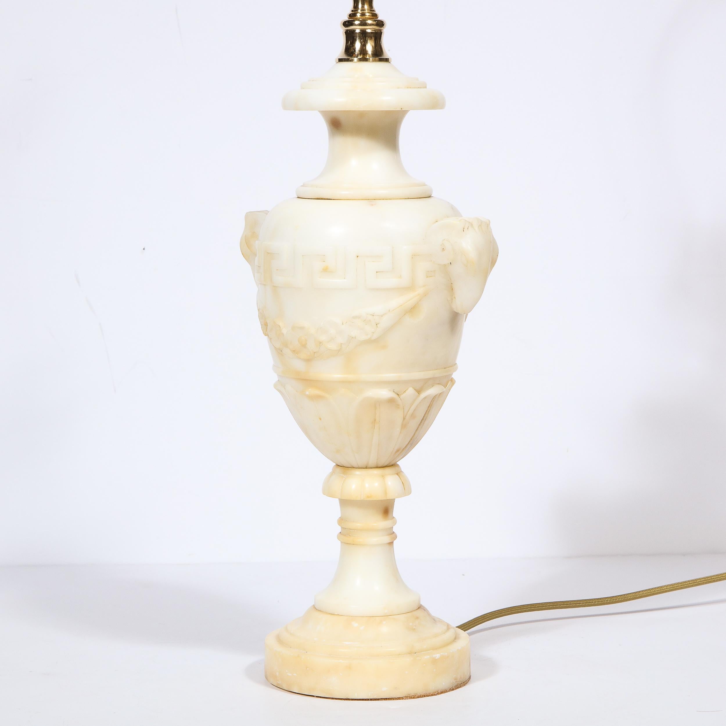 Paire de lampes en albâtre sculptées à la main de style Hollywood Regency avec détails néoclassiques en vente 9