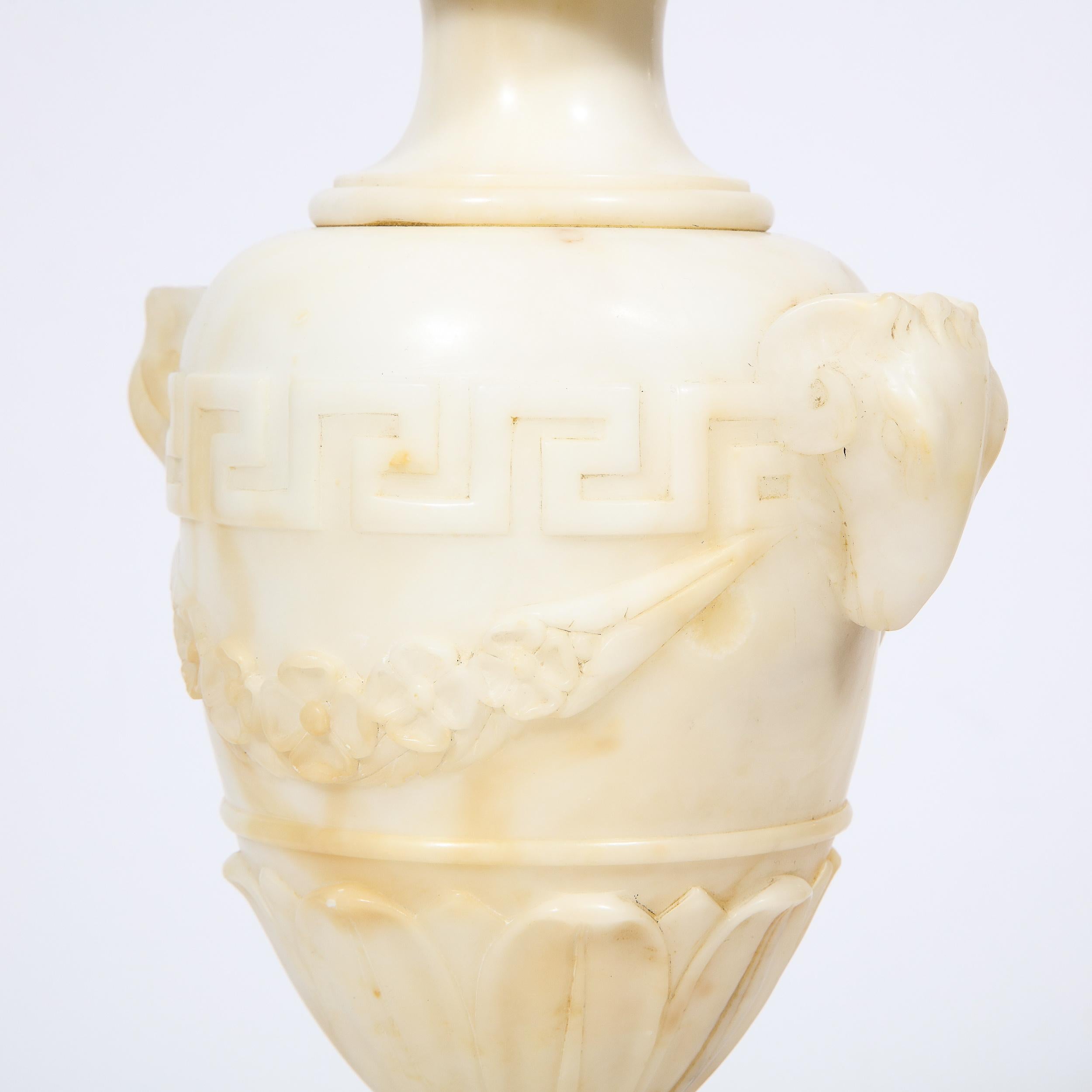 Hollywood-Regency-Lampen aus handgeschnitztem Alabaster mit neoklassischen Details, Paar im Angebot 10