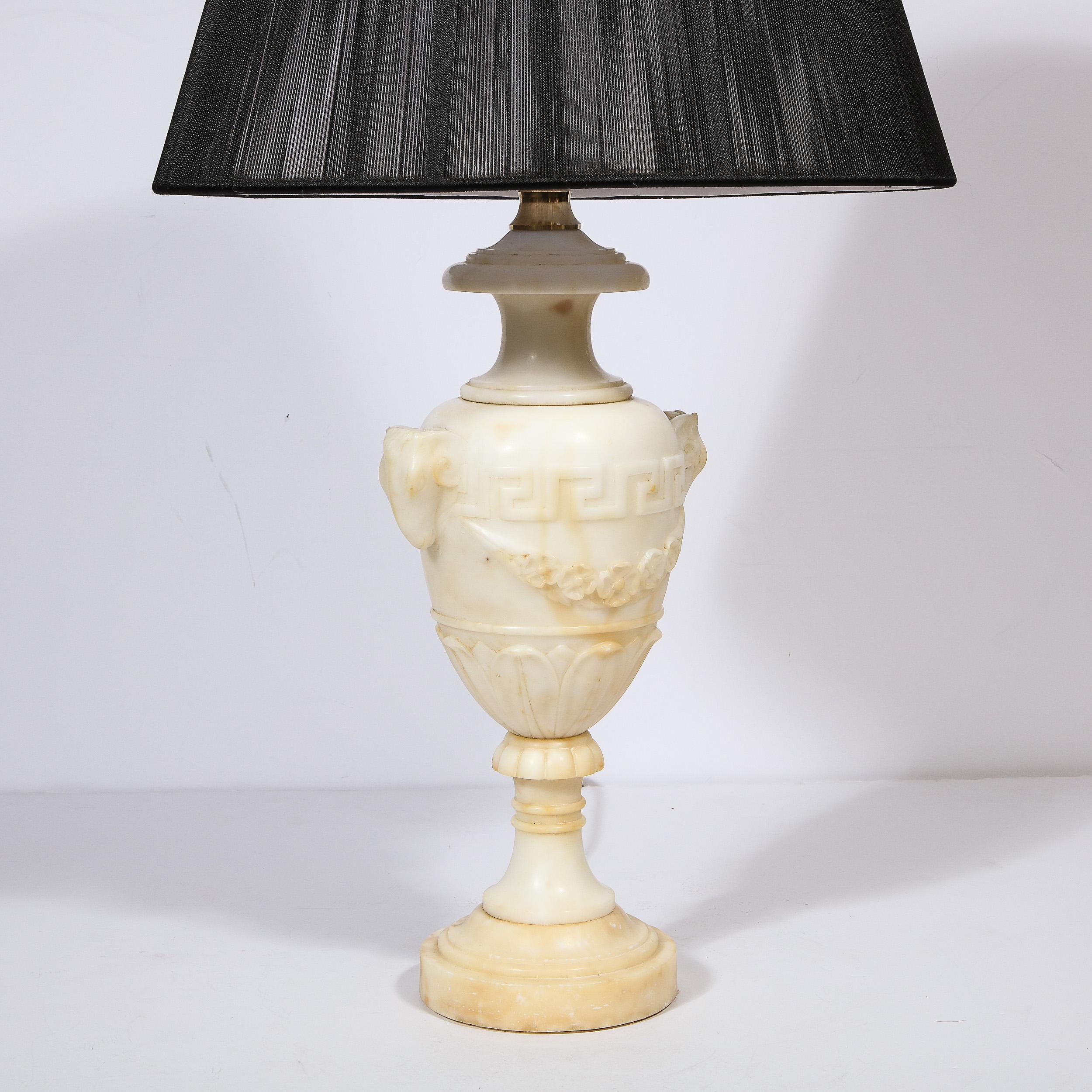 Français Paire de lampes en albâtre sculptées à la main de style Hollywood Regency avec détails néoclassiques en vente
