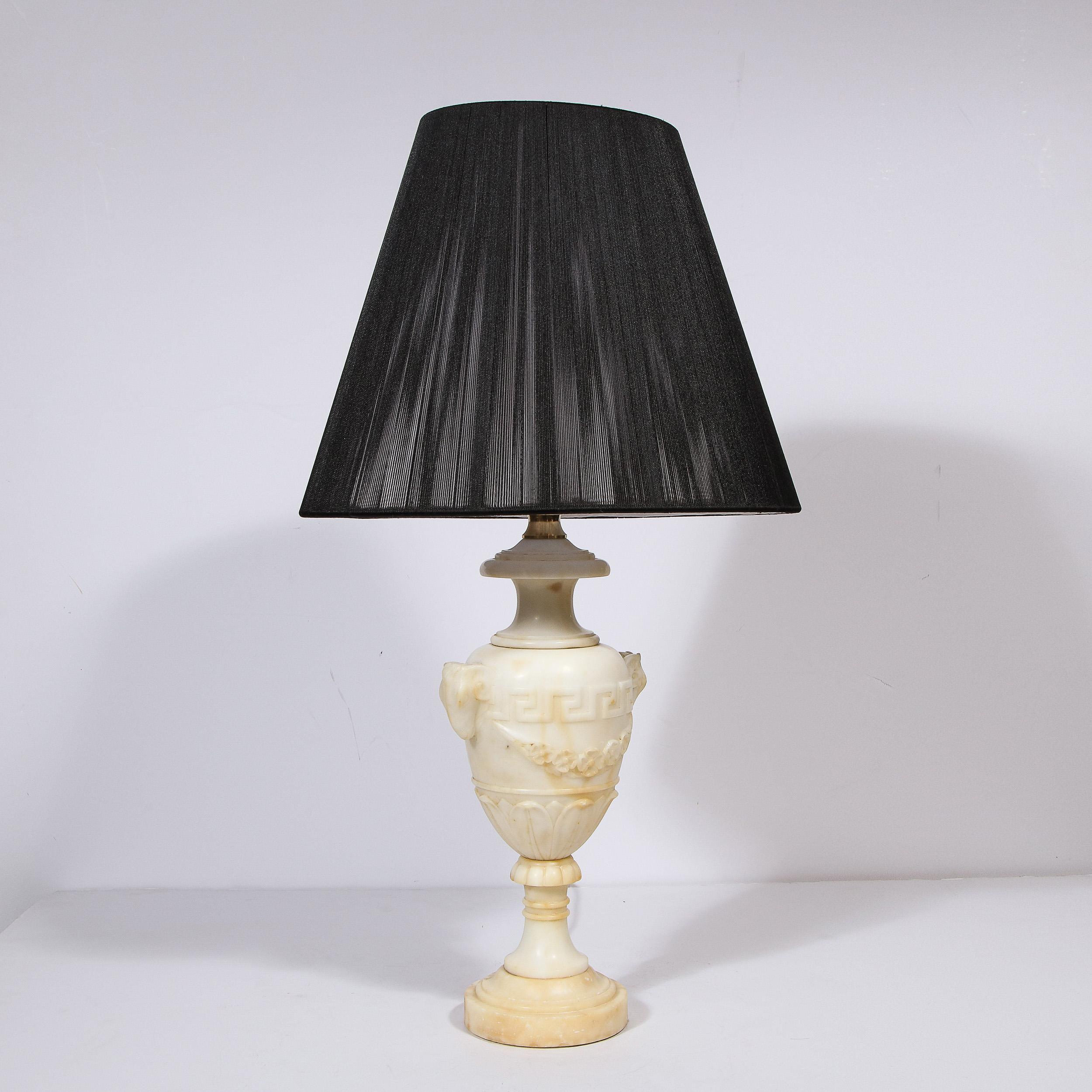 Hollywood-Regency-Lampen aus handgeschnitztem Alabaster mit neoklassischen Details, Paar (Französisch) im Angebot
