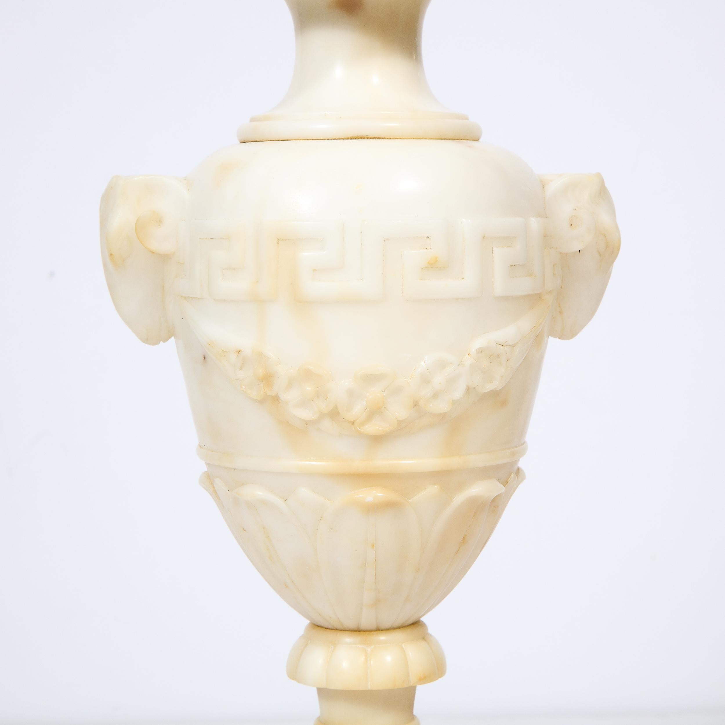 Hollywood-Regency-Lampen aus handgeschnitztem Alabaster mit neoklassischen Details, Paar im Angebot 2