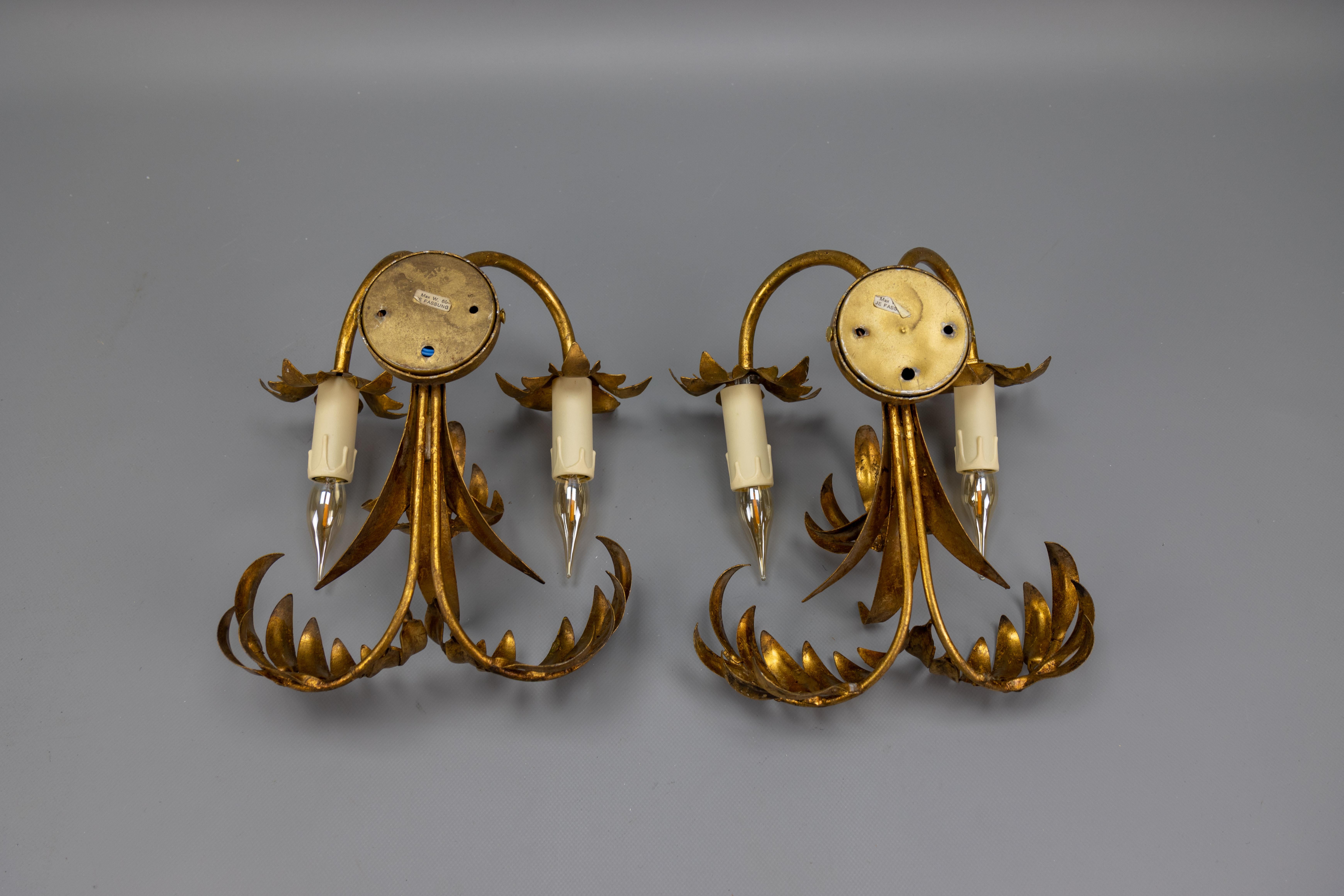Paire d'appliques murales en métal doré à double bras de palmier Hans Kögl de style régence hollywoodienne en vente 11
