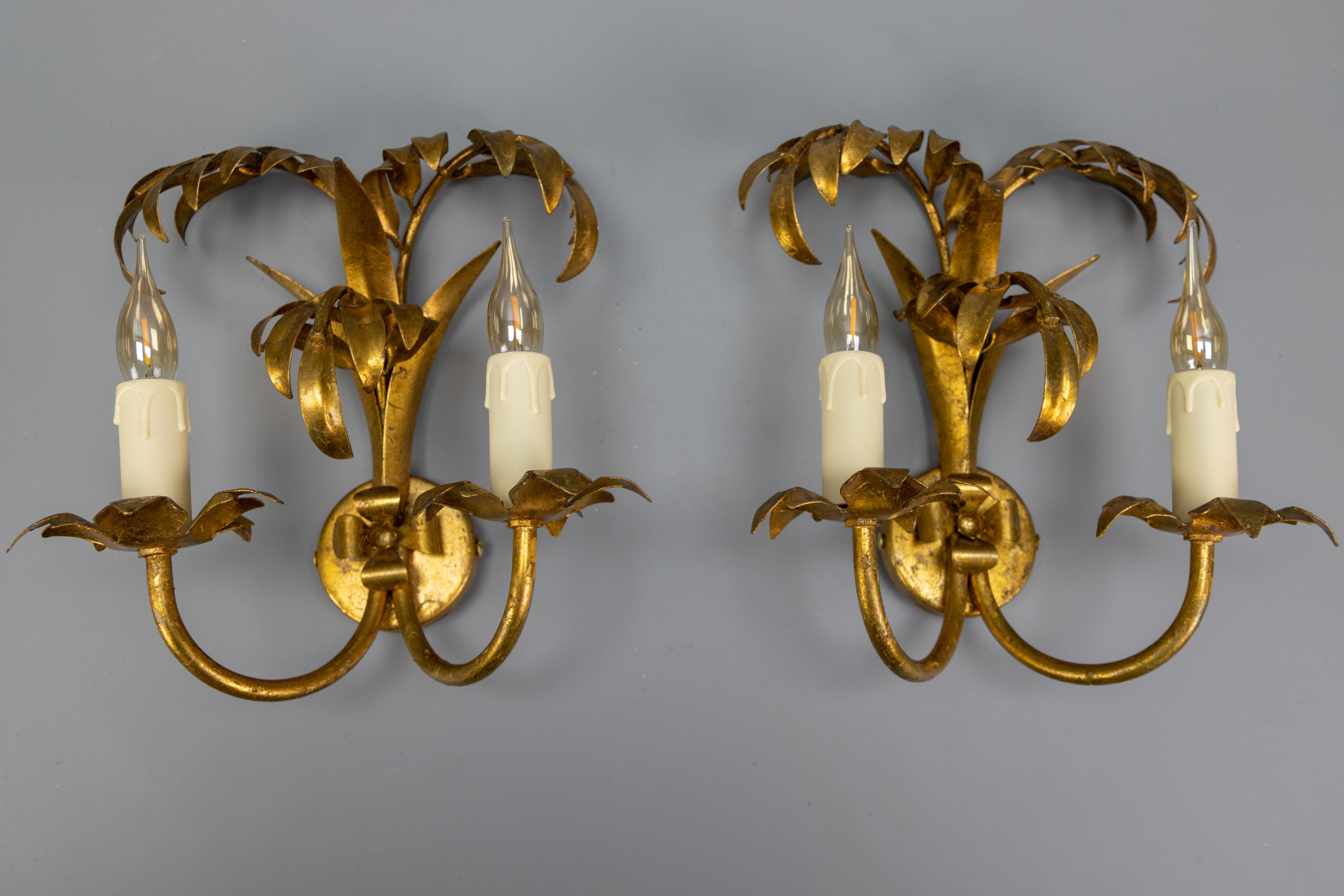 Paire d'appliques à double bras de palmier en métal doré de style Hollywood Regency par Hans Kögl, Allemagne, vers les années 1970.

Élégante paire d'appliques murales en métal doré de style Hollywood Regency par le designer allemand Hans Kögl,