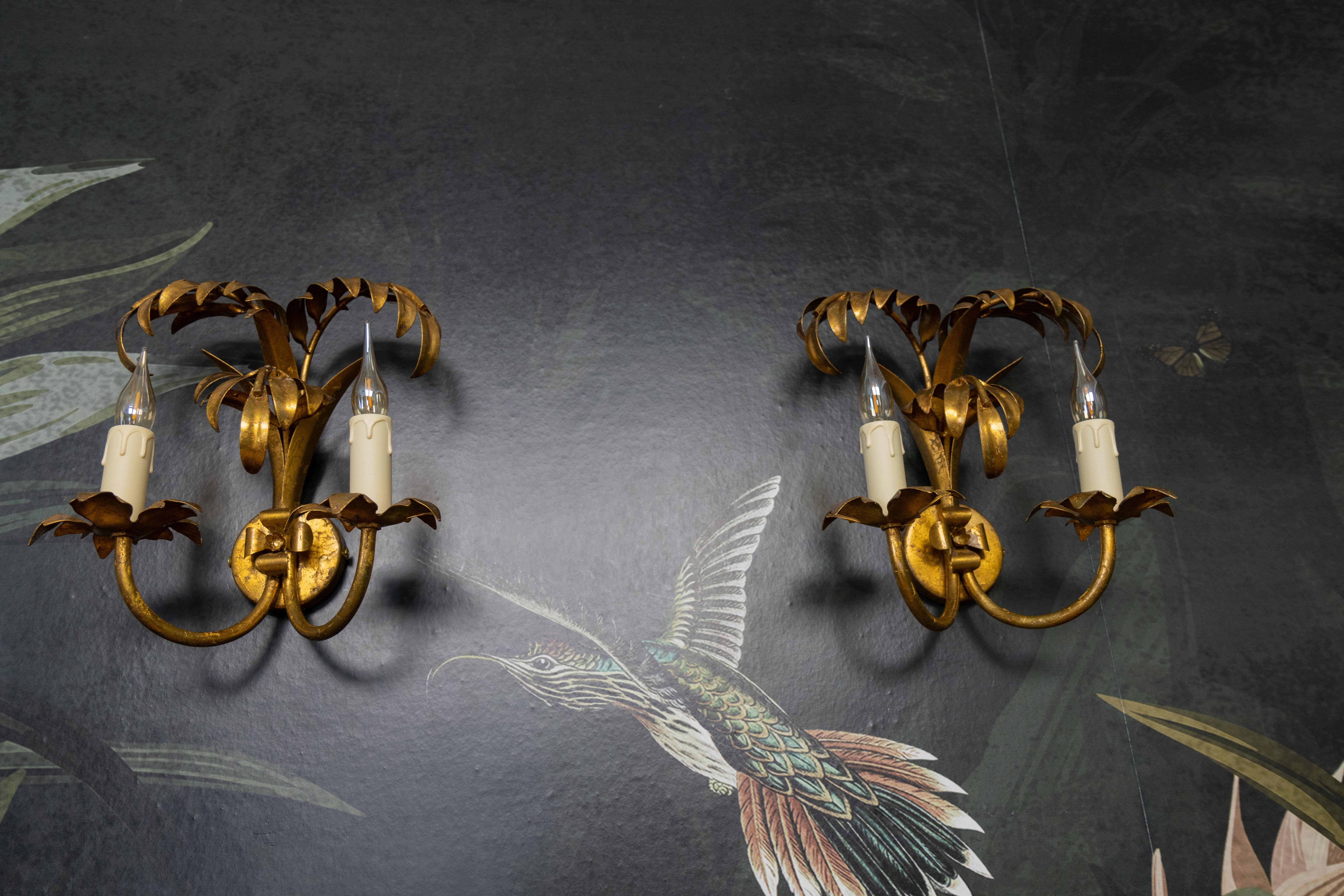 Hollywood Regency Paire d'appliques murales en métal doré à double bras de palmier Hans Kögl de style régence hollywoodienne en vente