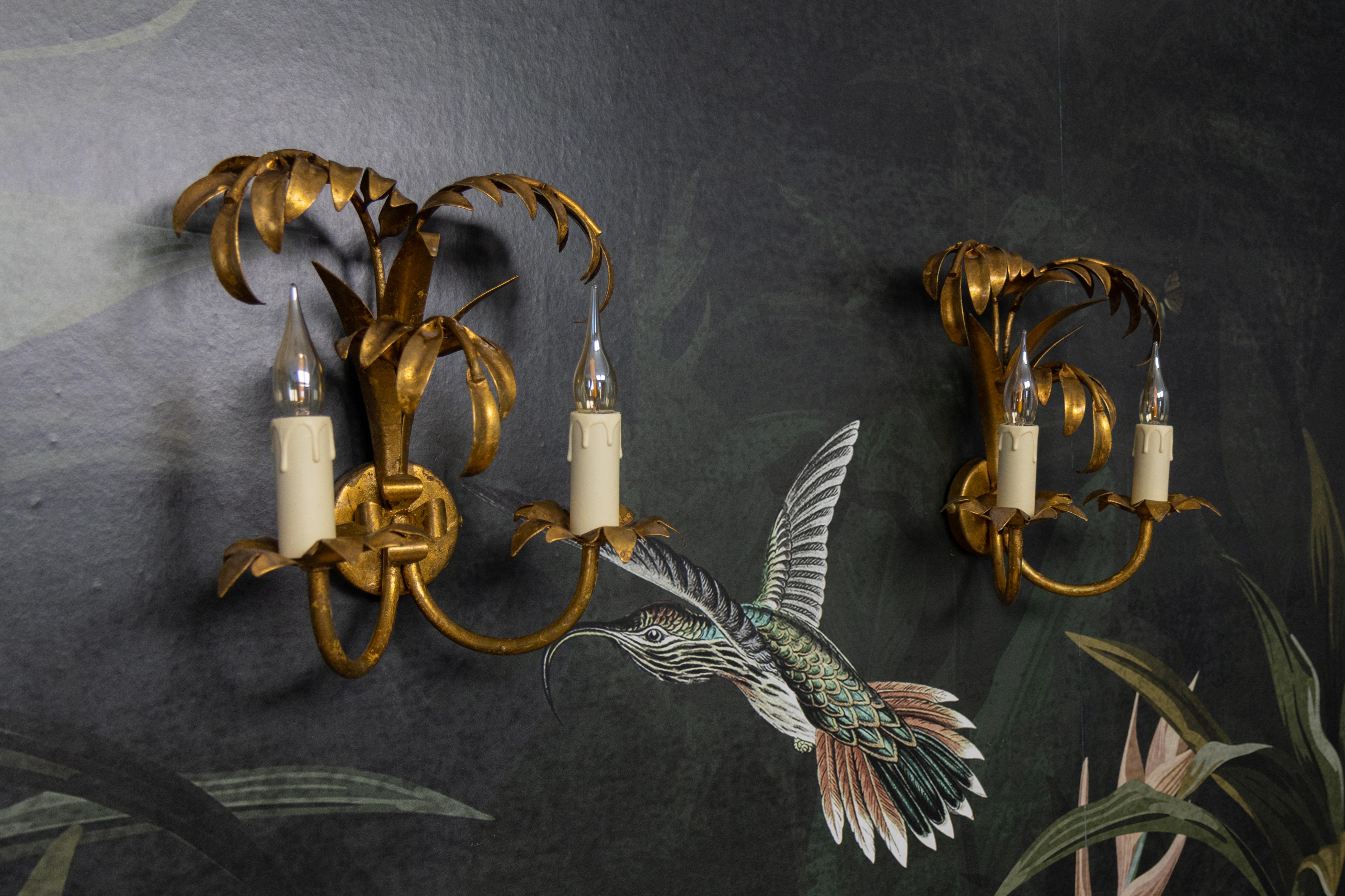 Allemand Paire d'appliques murales en métal doré à double bras de palmier Hans Kögl de style régence hollywoodienne en vente