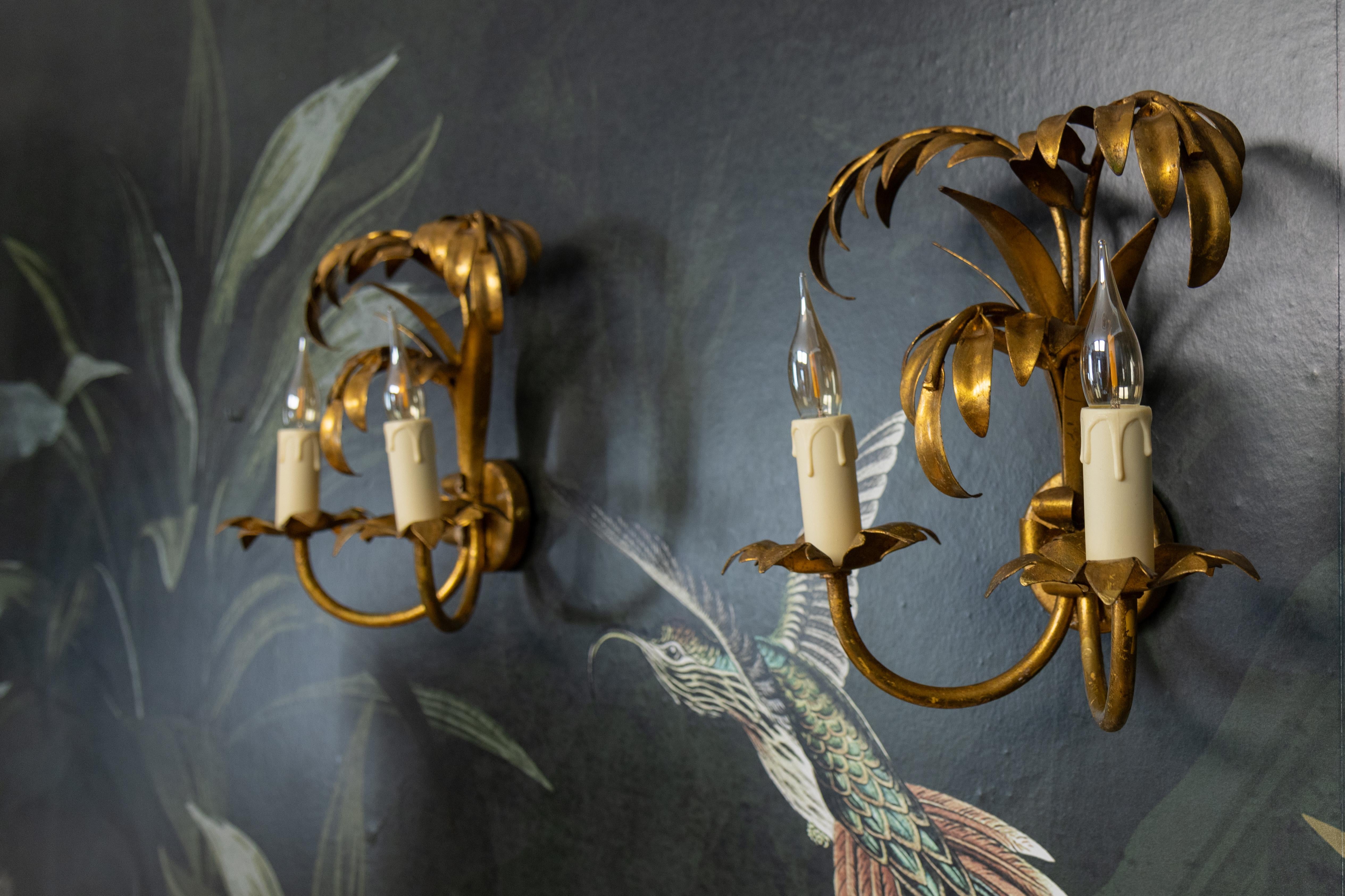 Doré Paire d'appliques murales en métal doré à double bras de palmier Hans Kögl de style régence hollywoodienne en vente