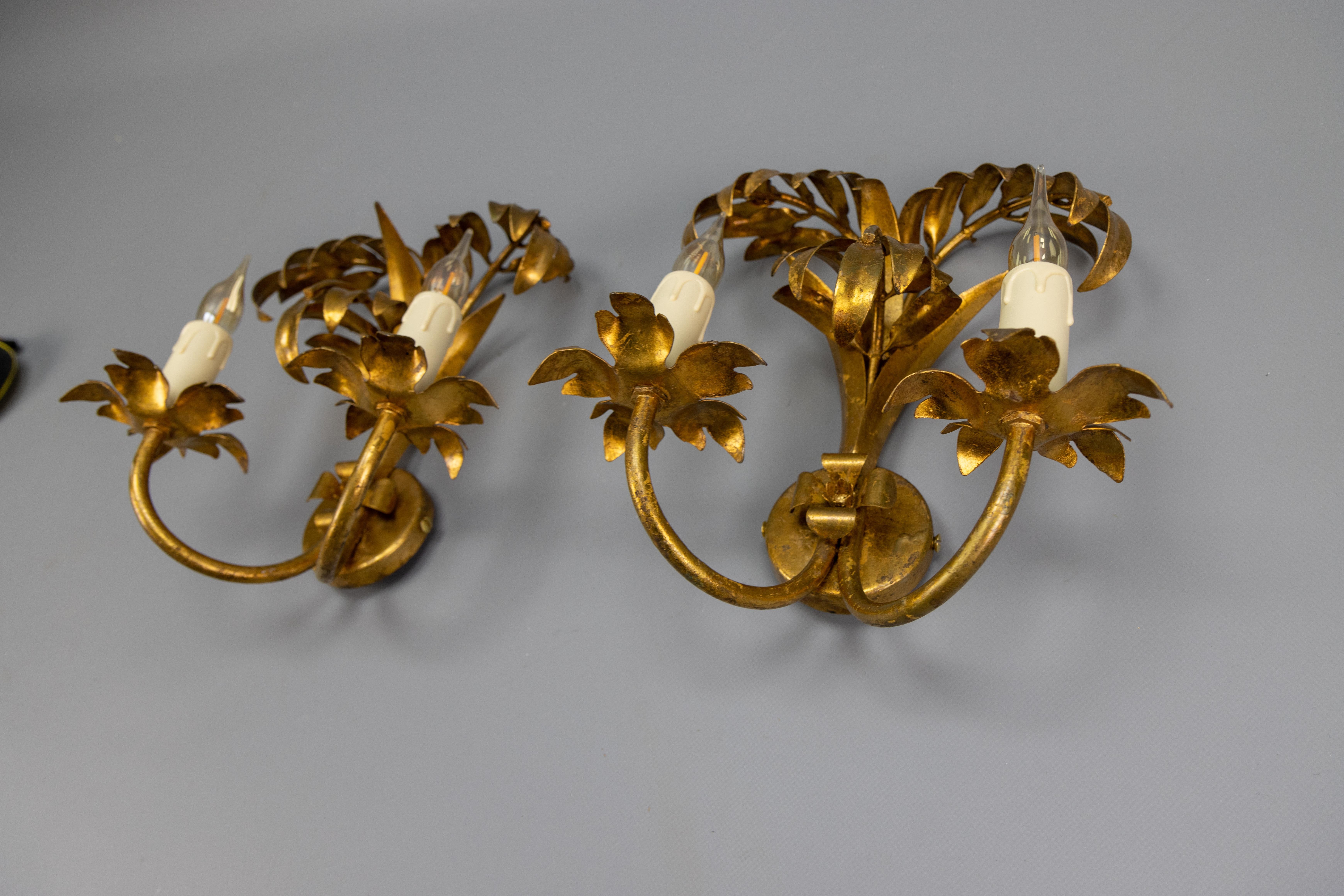 Paire d'appliques murales en métal doré à double bras de palmier Hans Kögl de style régence hollywoodienne en vente 1