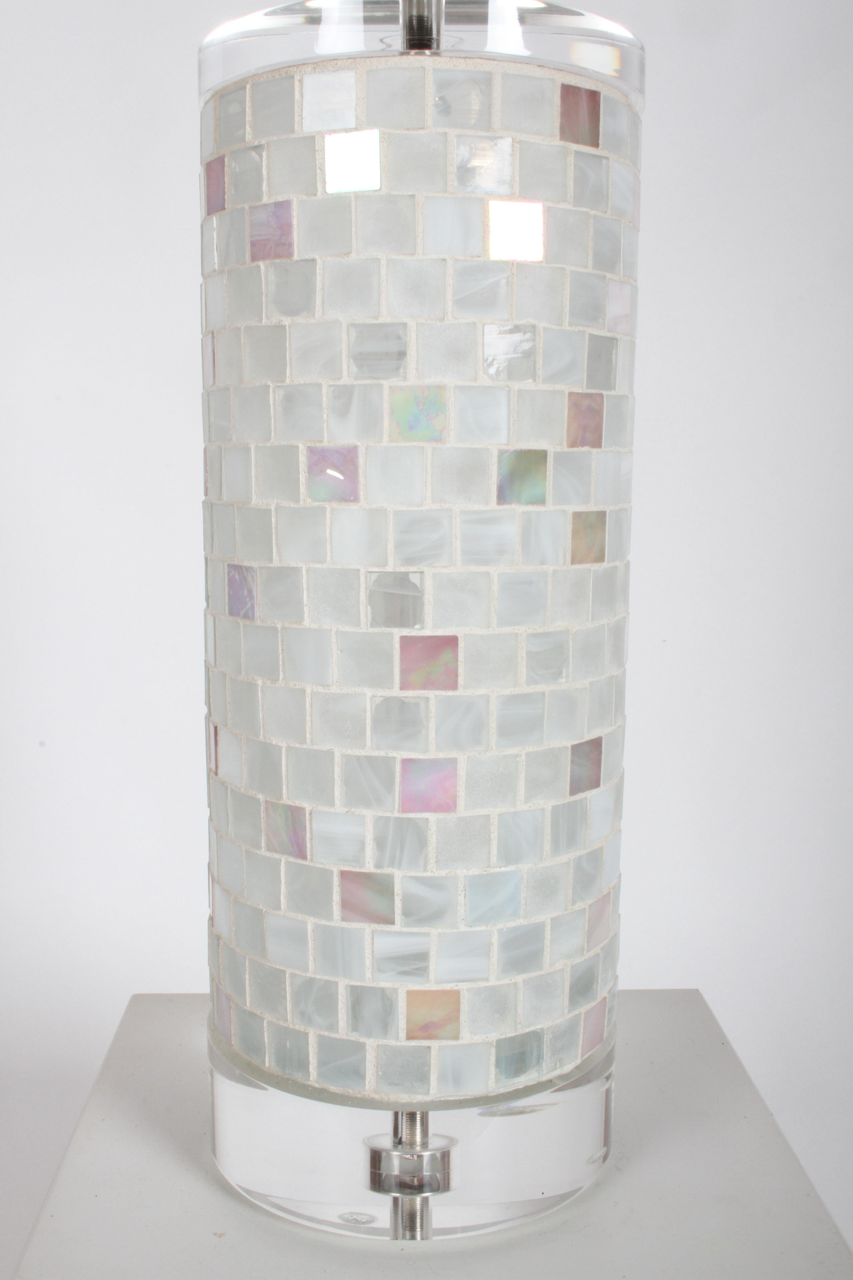 Paire de lampes en Lucite de forme cylindrique datant de la fin des années 1970 ou du début des années 1980, avec des carreaux de mosaïque en verre de Murano autour des lampes. Pas de carreaux détachés ou cassés, le Lucite a de légères éraflures.