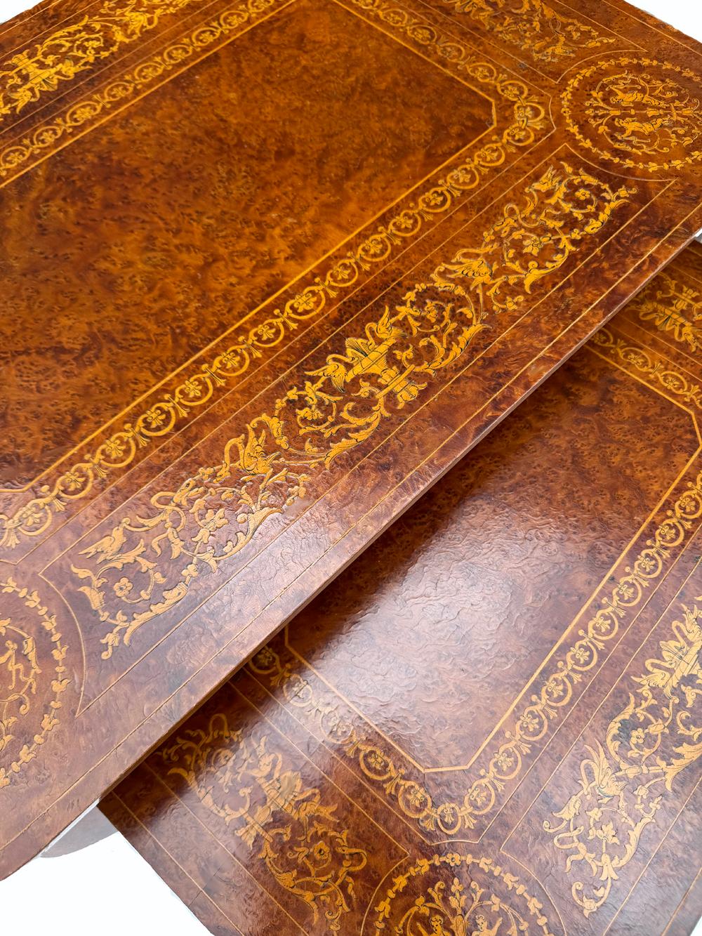 Pareja de mesas nido italianas de la Regencia de Hollywood en nogal y marquetería de madera en venta 3