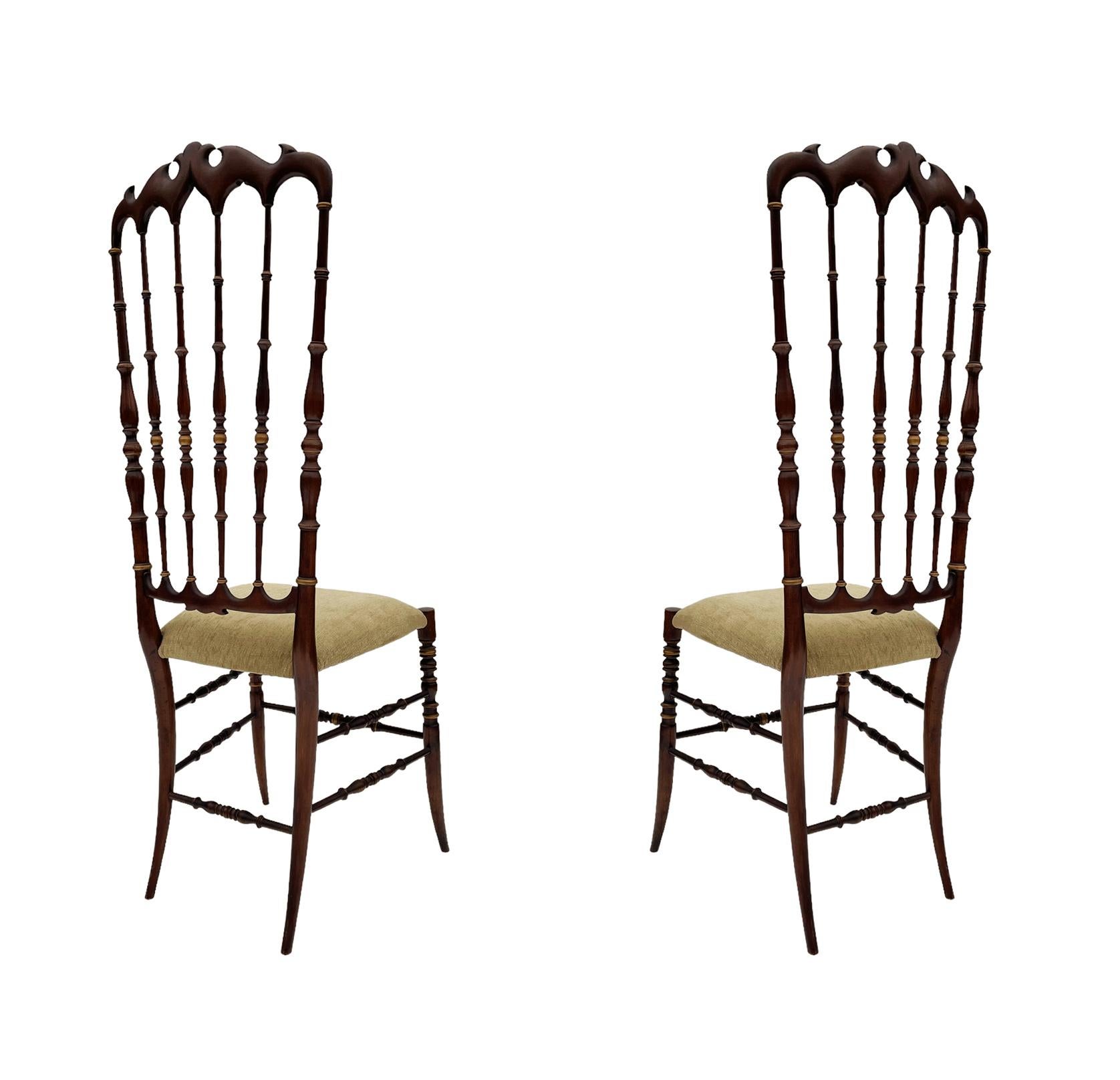 Pair of Hollywood Regency Italian Walnut Chiavari Chairs with Tall Ladder Backs  In Good Condition For Sale In Philadelphia, PA
