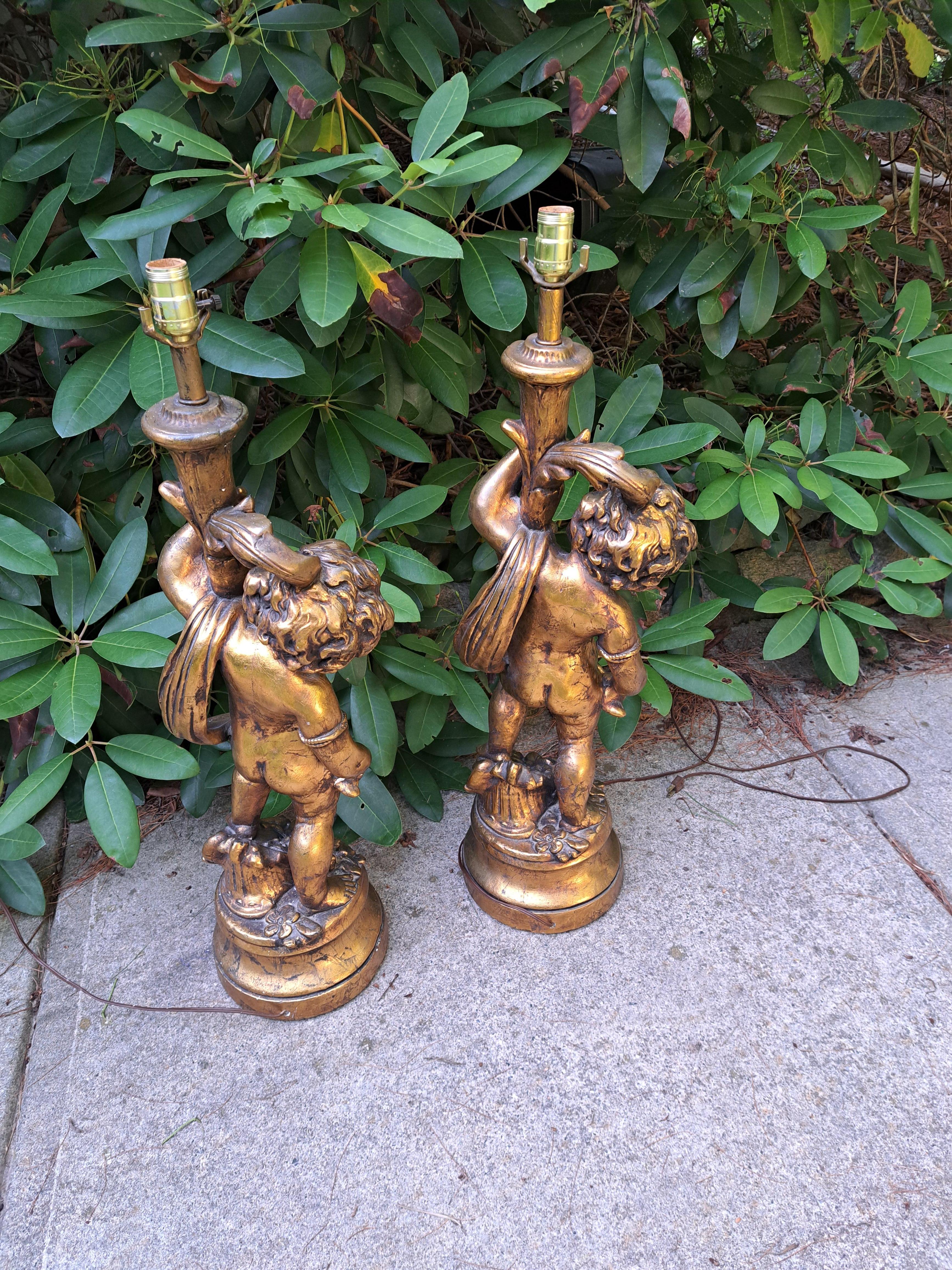 Dorato Coppia di lampade a cherubino dorate Hollywood Regency di grandi dimensioni in vendita