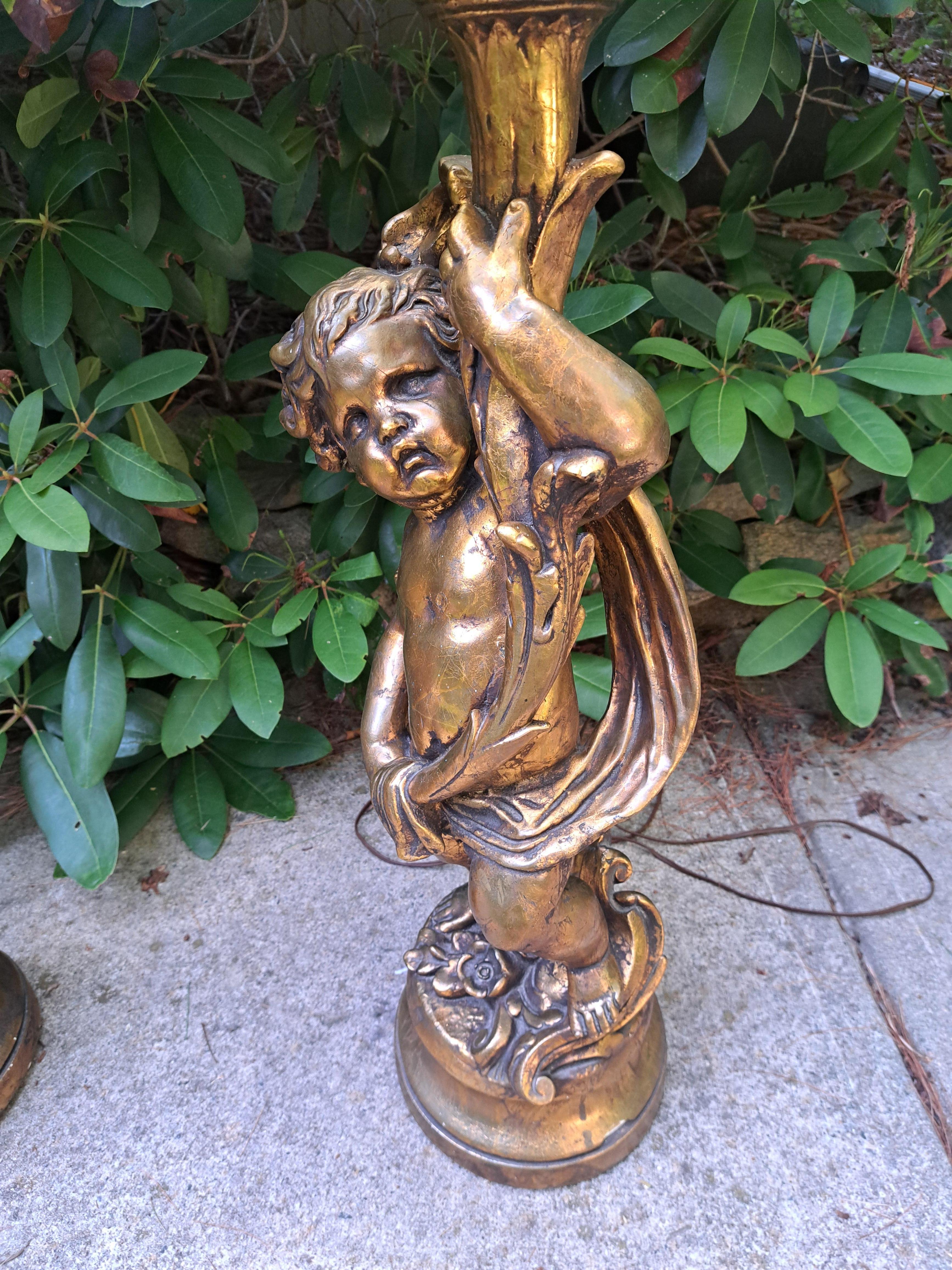 XX secolo Coppia di lampade a cherubino dorate Hollywood Regency di grandi dimensioni in vendita