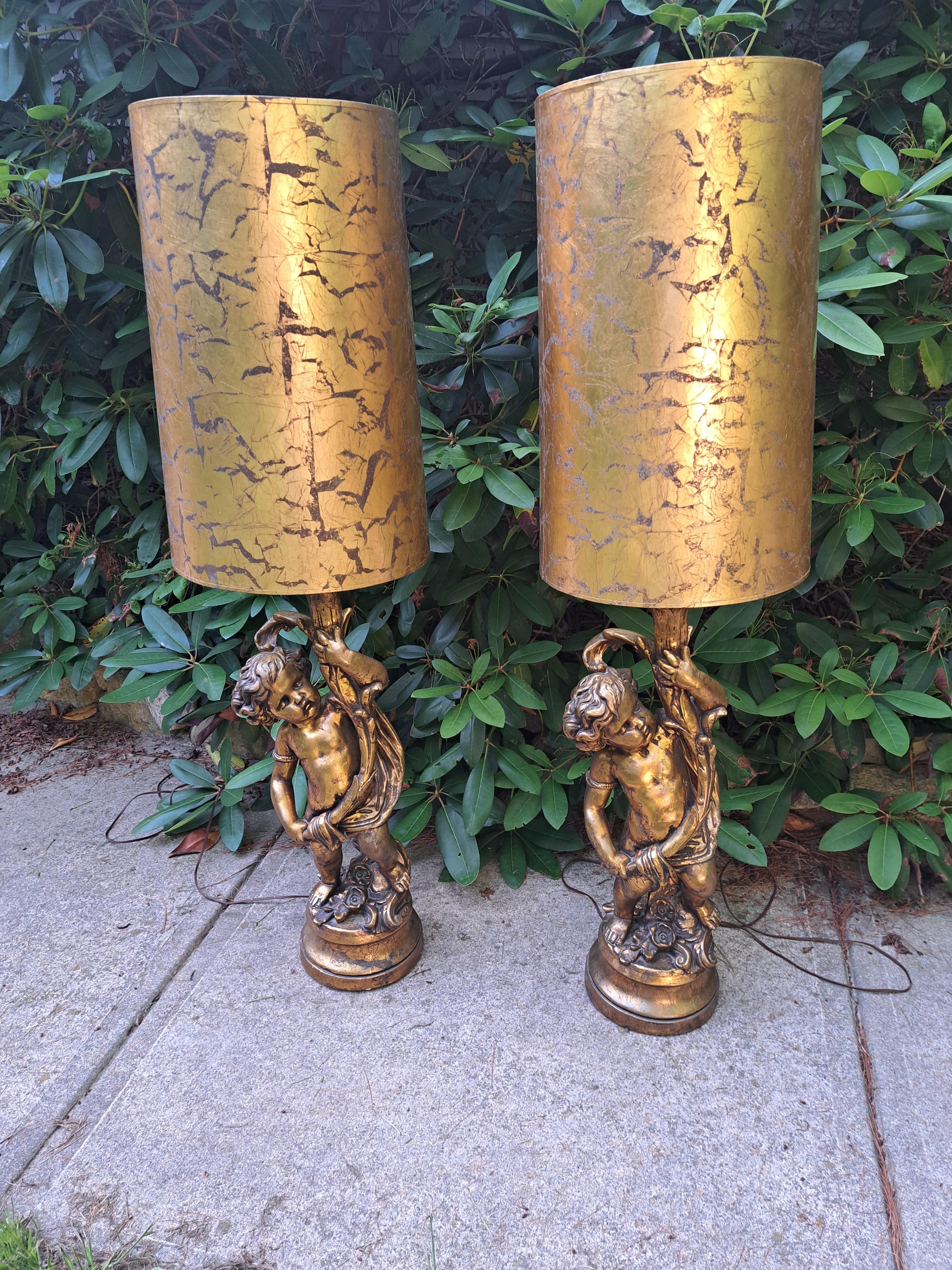 Coppia di lampade a cherubino dorate Hollywood Regency di grandi dimensioni in vendita 1