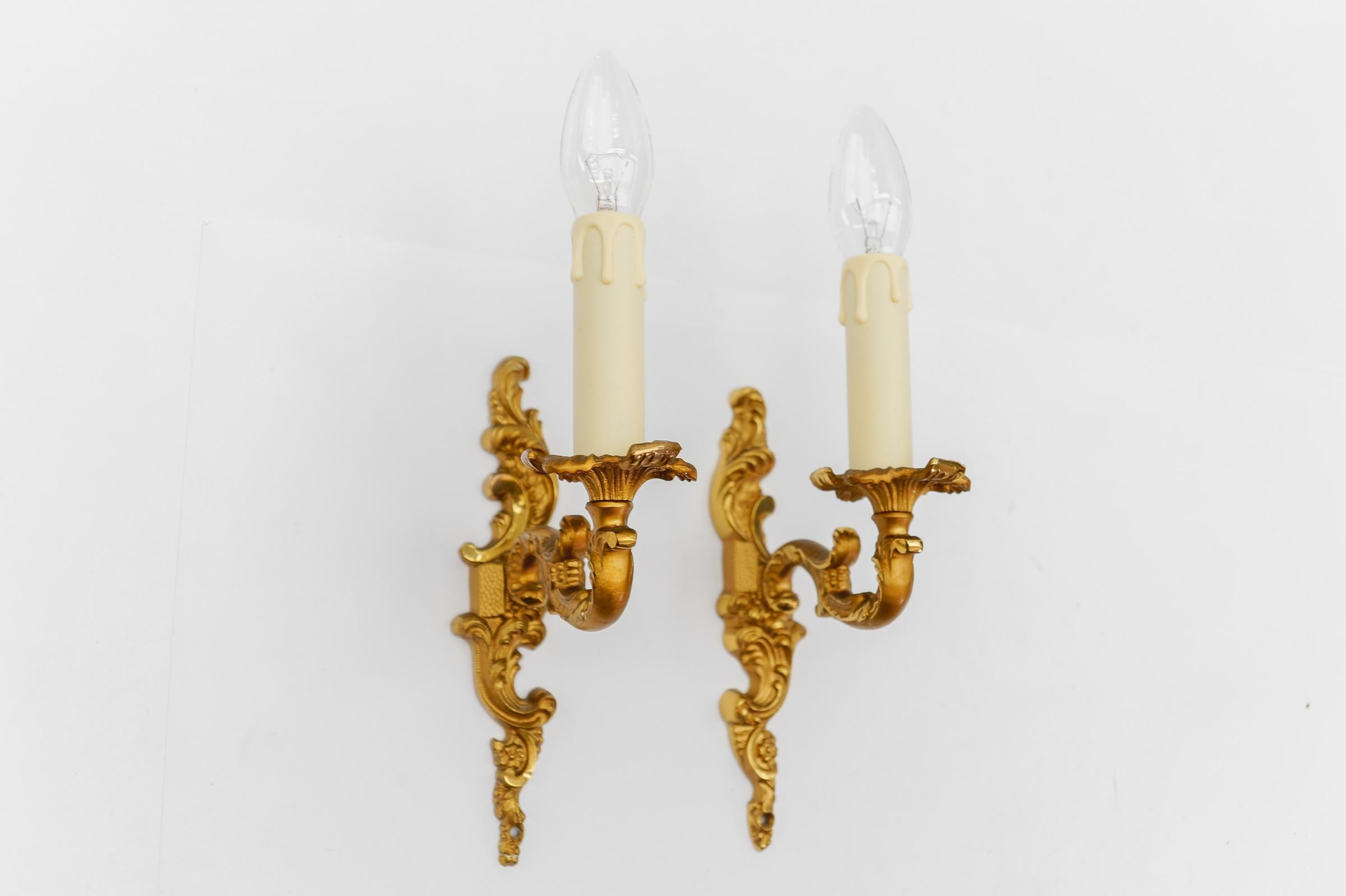 Italian Pair of Hollywood Regency Massive Brass Wall Lights, Italy 1970s For Sale
