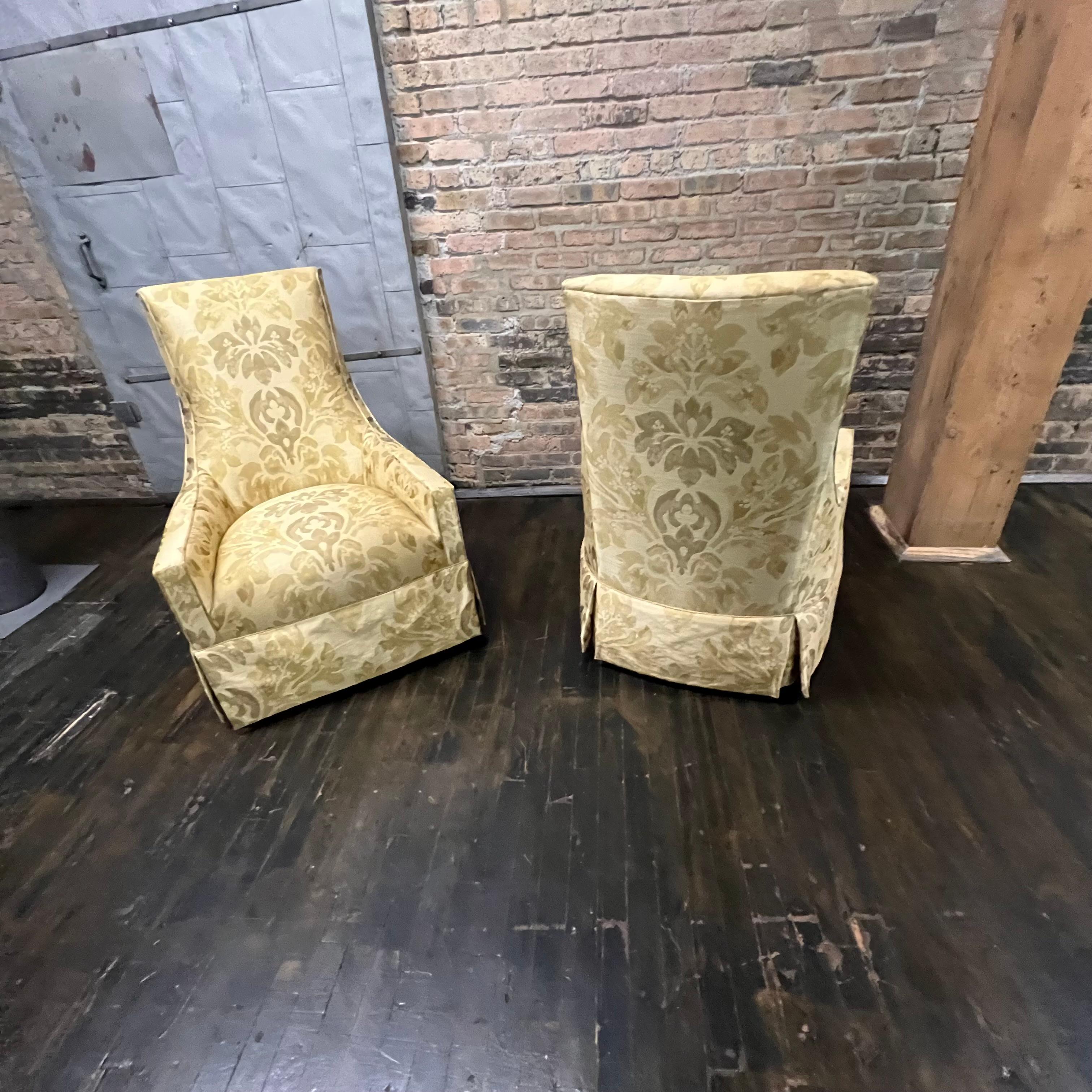 Paar Hollywood Regency Mitte des Jahrhunderts Hohe Rückenlehne gepolsterte Lounge-Stühle im Angebot 4