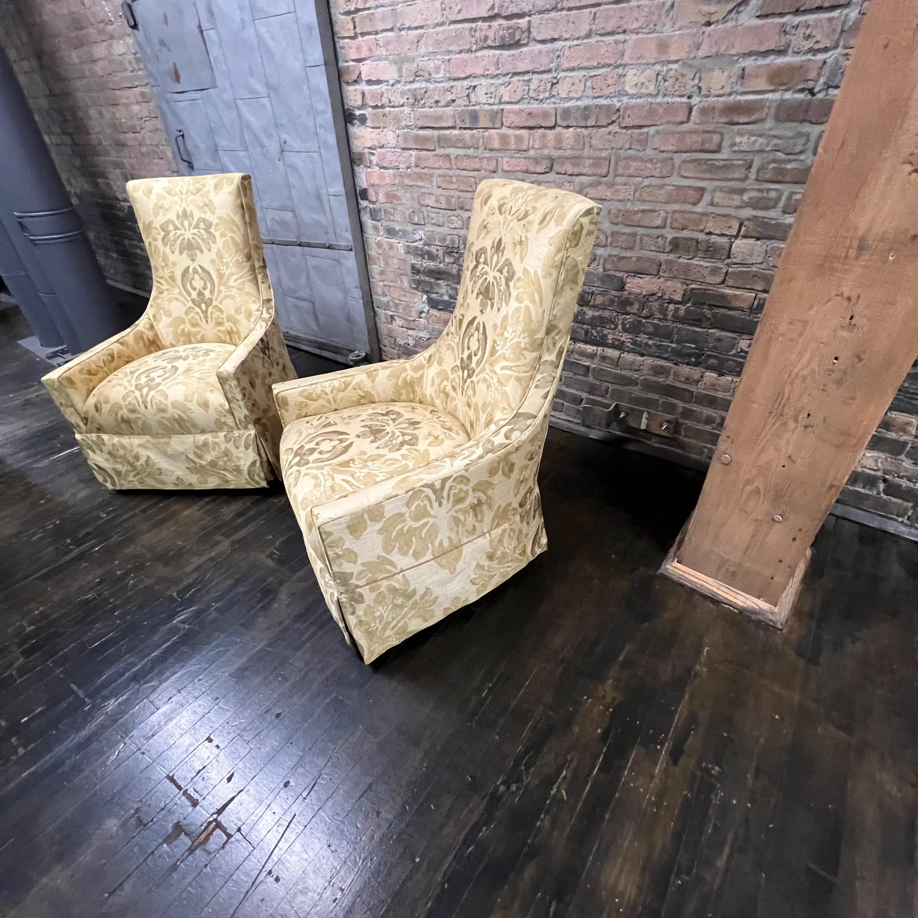 Paar Hollywood Regency Mitte des Jahrhunderts Hohe Rückenlehne gepolsterte Lounge-Stühle (Seide) im Angebot