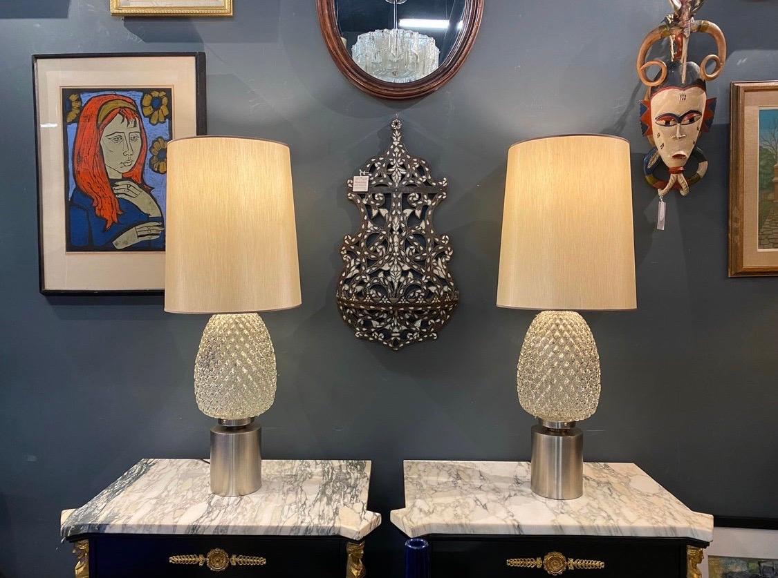 Pair of Hollywood Regency Midcentury Pressed Glass Table Lamps In Good Condition In West Hartford, CT