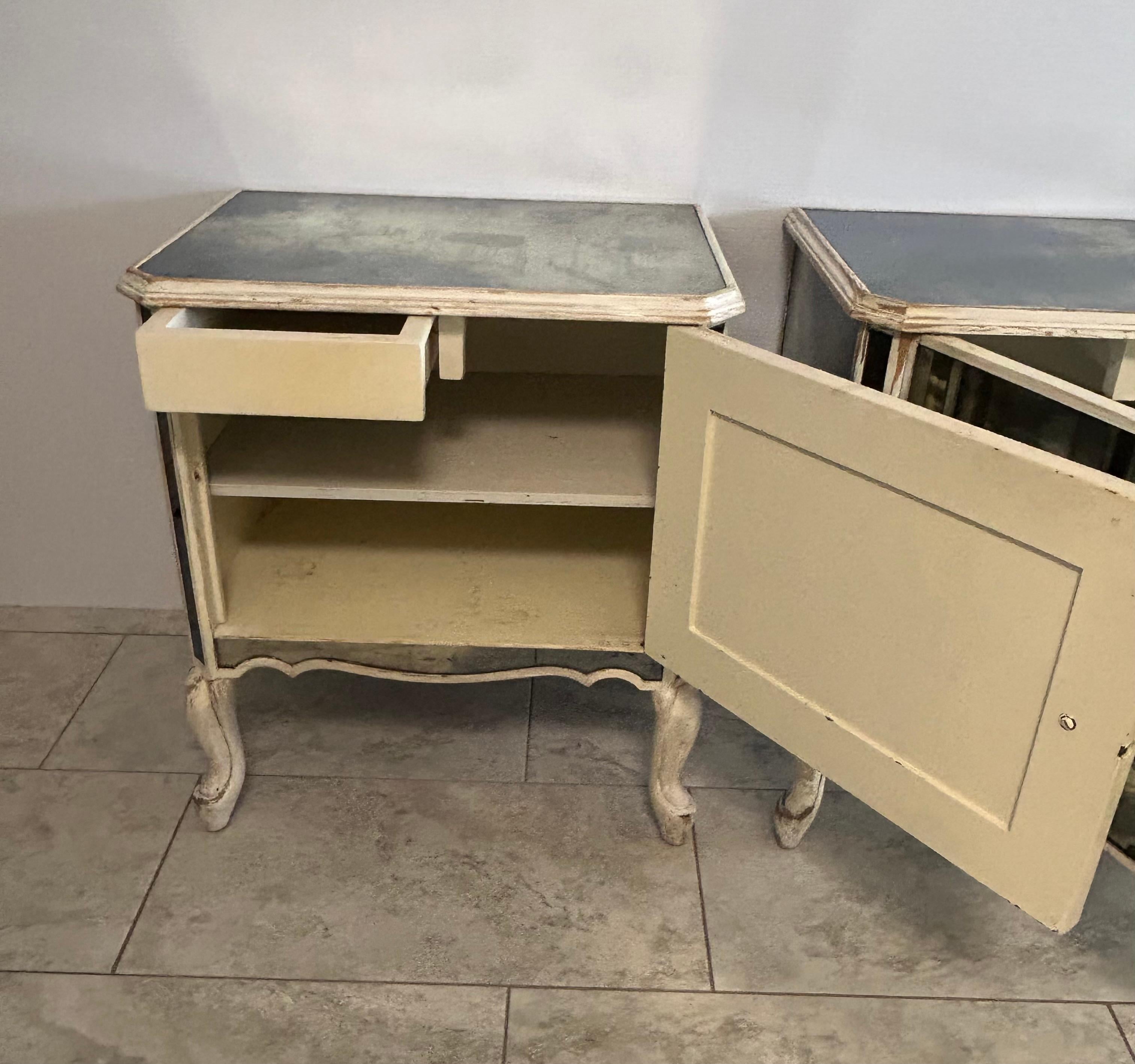 Paire de tables de nuit à miroir Hollywood Regency avec motif de coquillage en vente 5