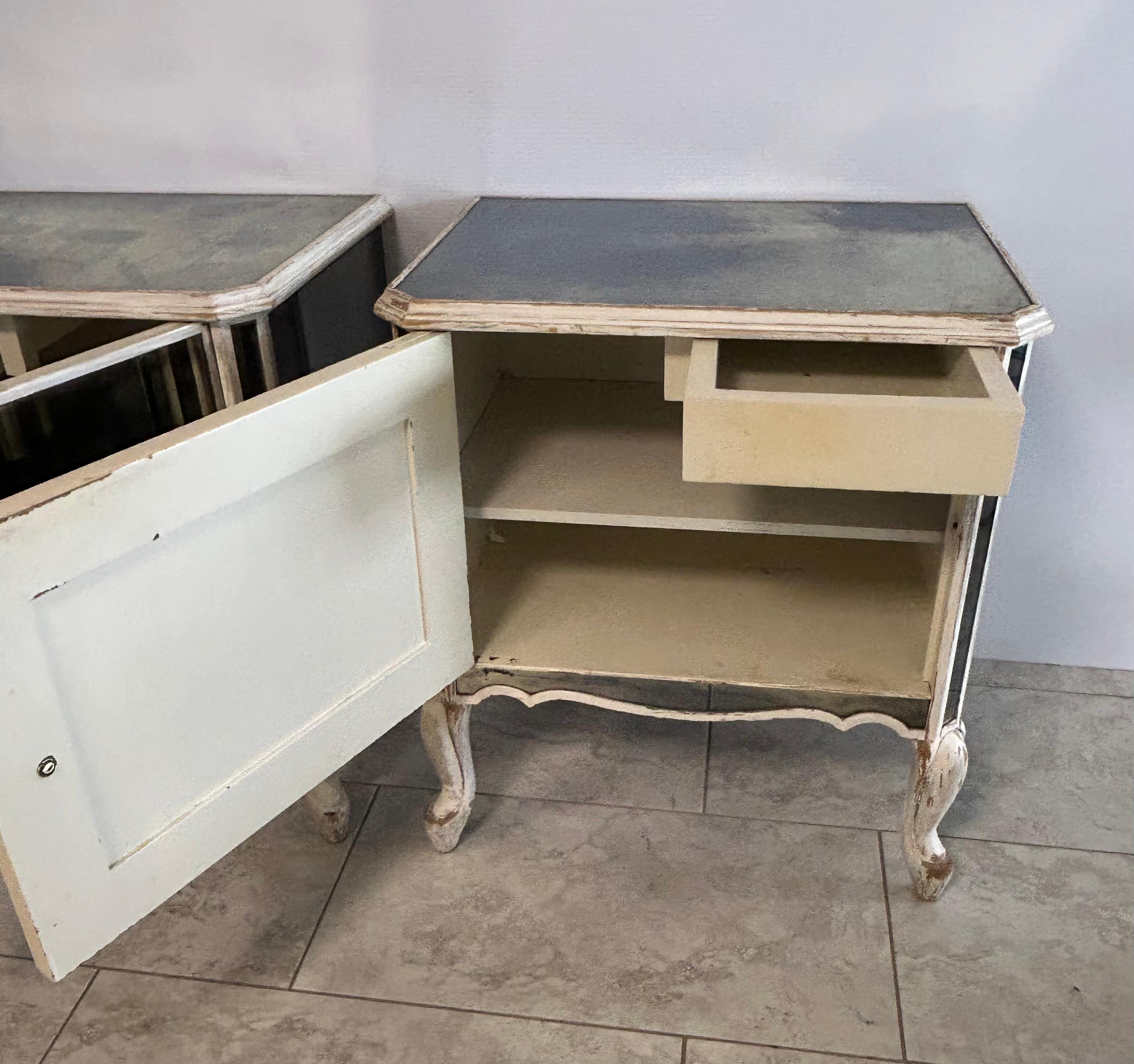 Paire de tables de nuit à miroir Hollywood Regency avec motif de coquillage en vente 6