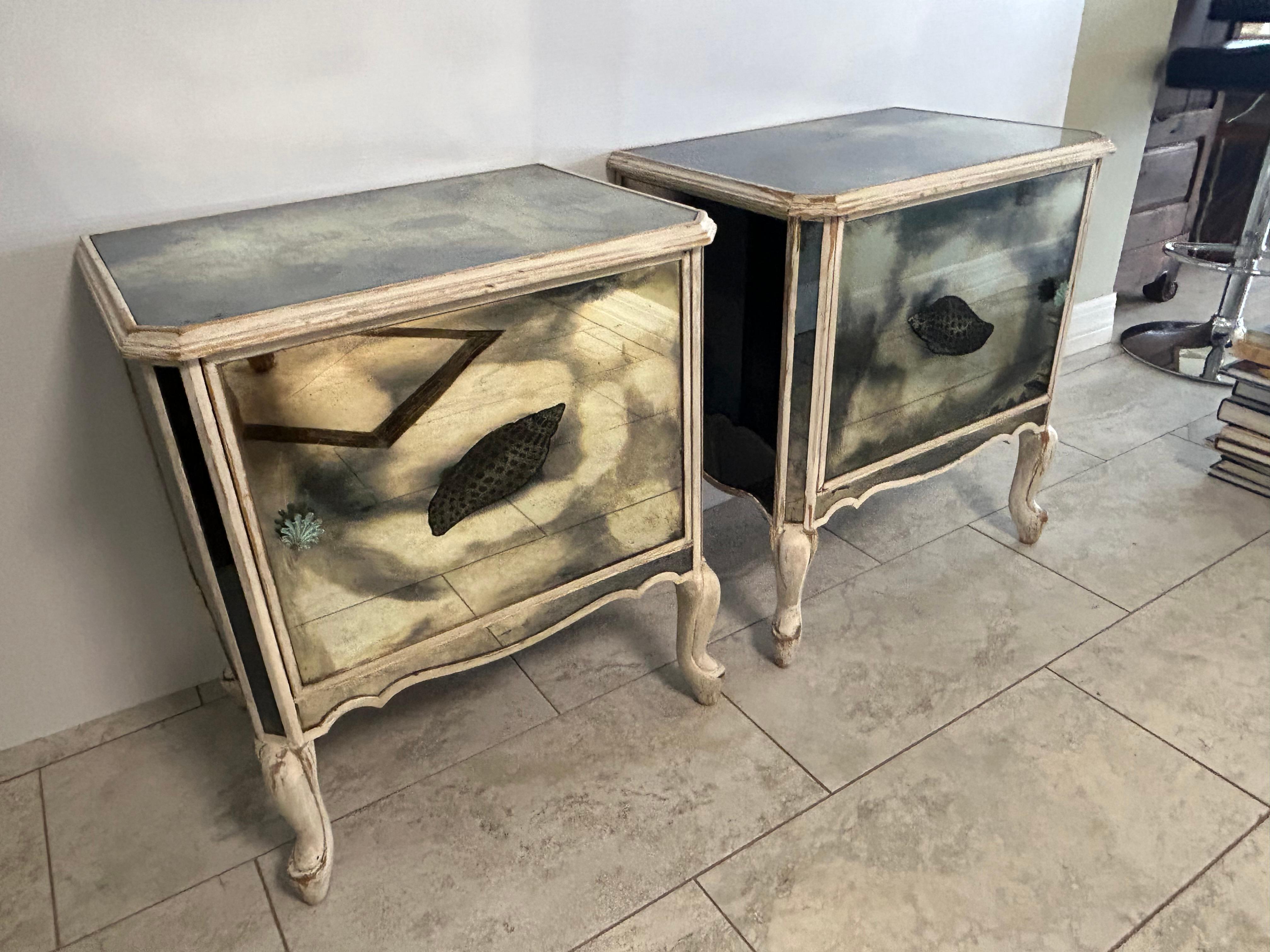 Paire de tables de nuit à miroir Hollywood Regency avec motif de coquillage en vente 8