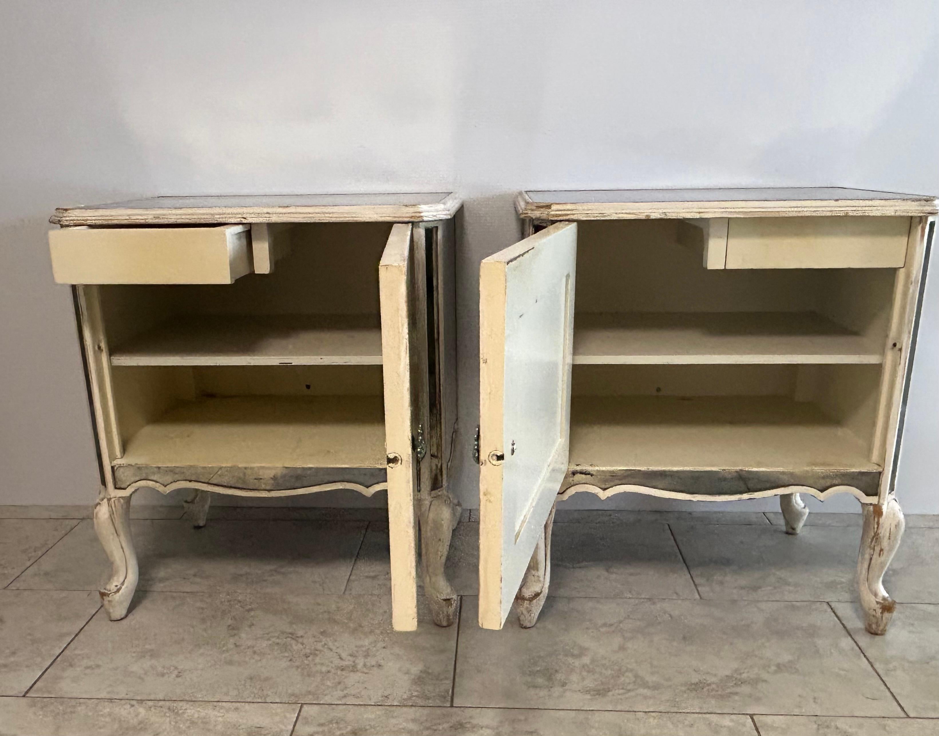 Paire de tables de nuit à miroir Hollywood Regency avec motif de coquillage en vente 9