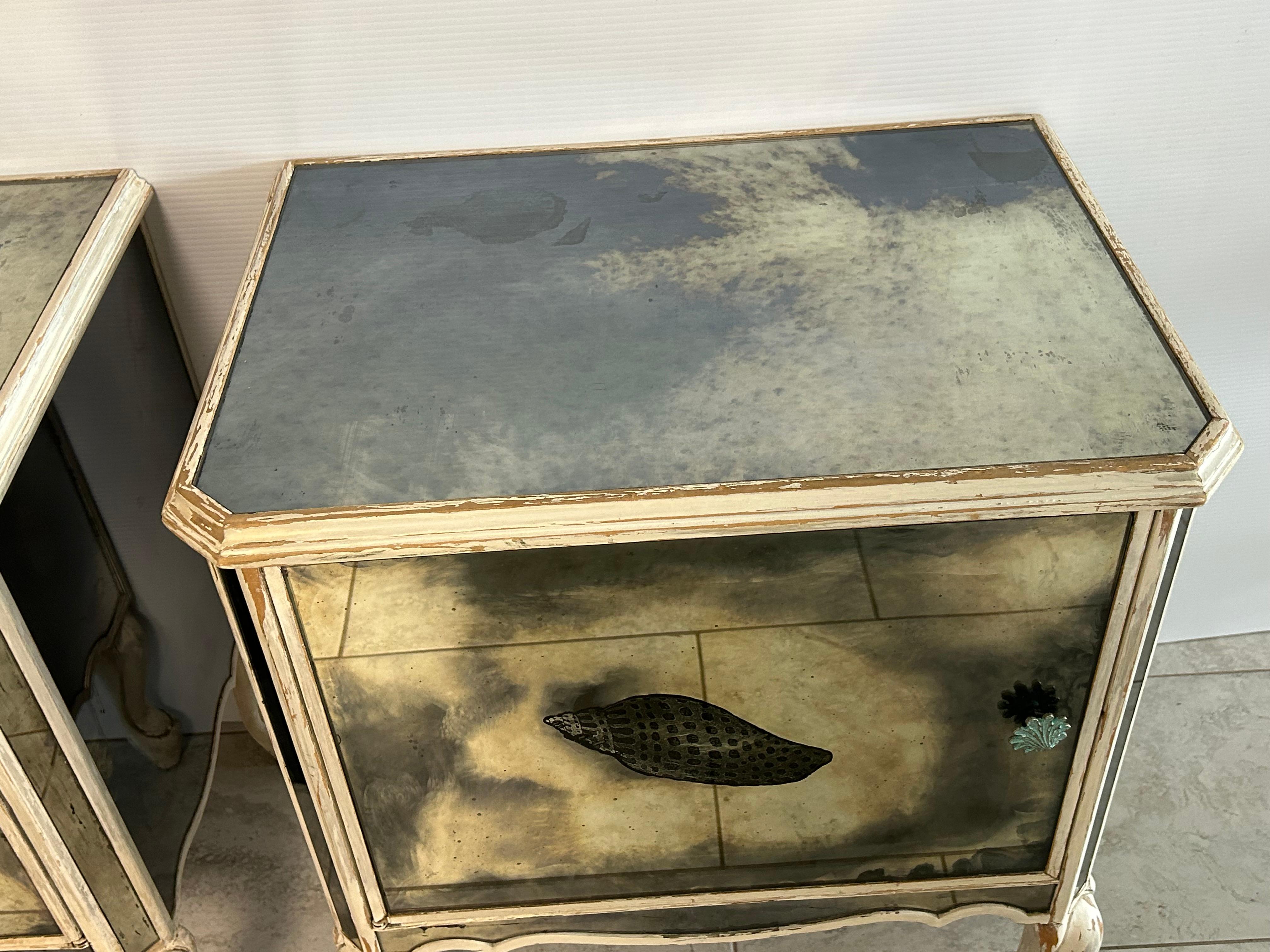 Paire de tables de nuit à miroir Hollywood Regency avec motif de coquillage en vente 11