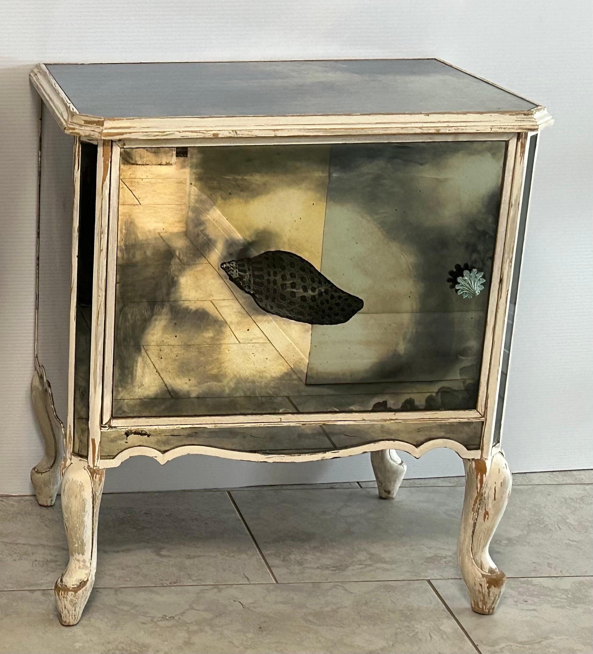 Paire de tables de nuit à miroir Hollywood Regency avec motif de coquillage en vente 14