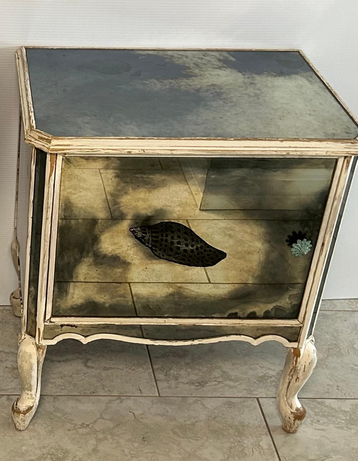 Paire de tables de nuit en miroir de style Hollywood Regency vers 1940 avec motif de coquillage... en miroir, bois et peinture... le miroir est entièrement d'origine avec des taches, du mercure, des pertes et une patine générale magnifique... les