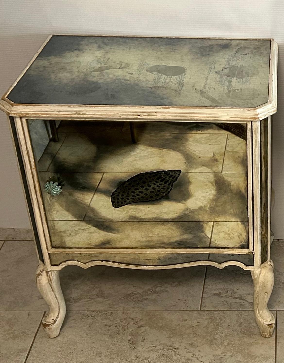 Paire de tables de nuit à miroir Hollywood Regency avec motif de coquillage Bon état - En vente à West Palm Beach, FL