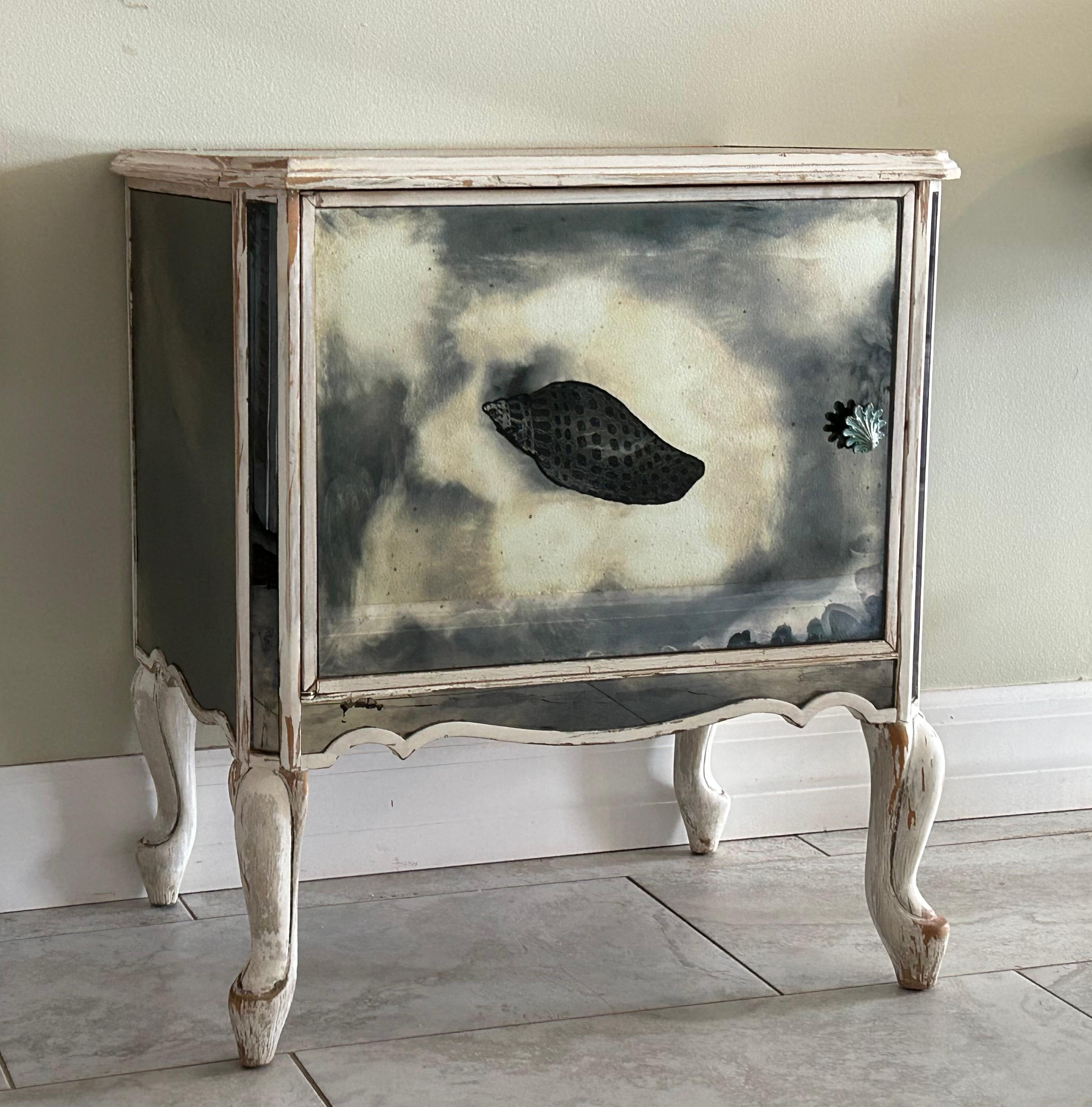 20ième siècle Paire de tables de nuit à miroir Hollywood Regency avec motif de coquillage en vente