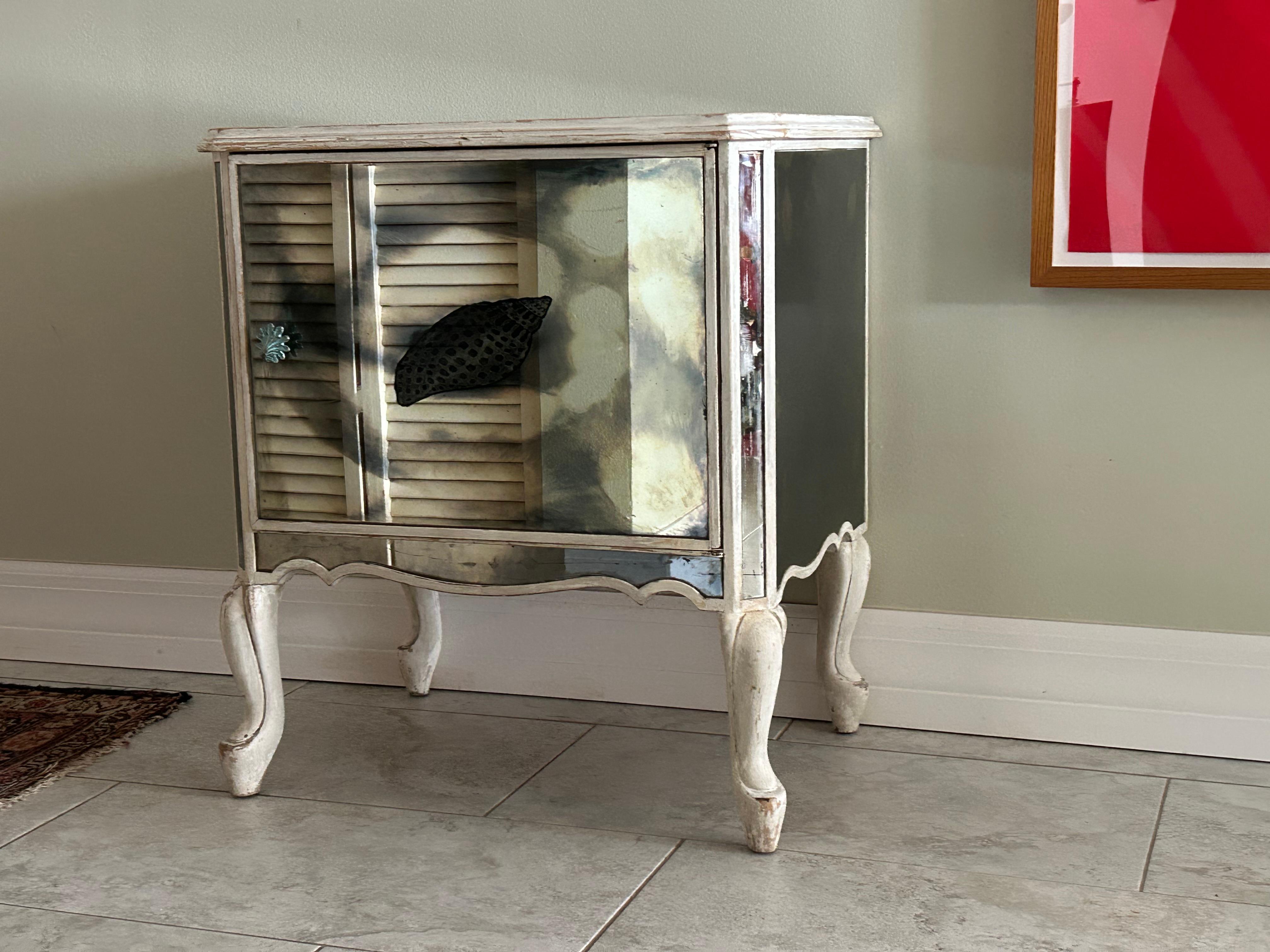 Miroir Paire de tables de nuit à miroir Hollywood Regency avec motif de coquillage en vente