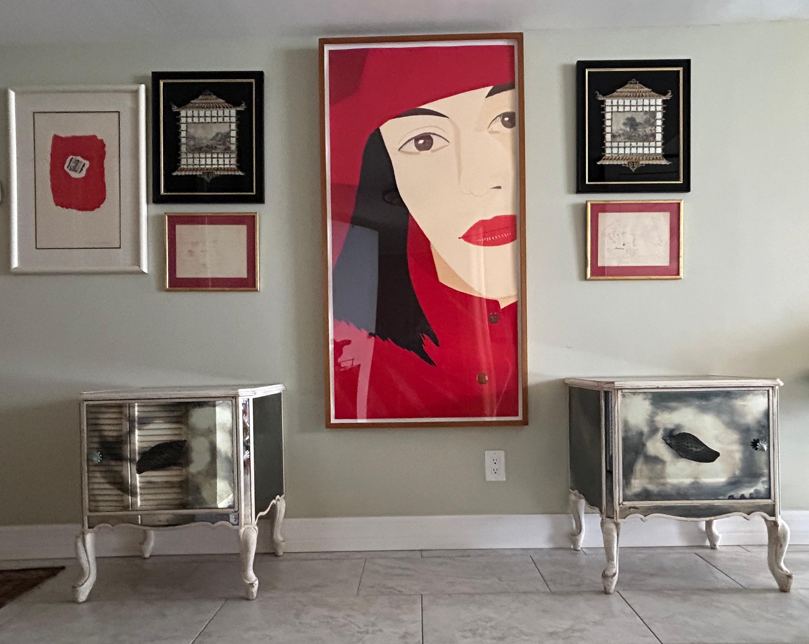 Paire de tables de nuit à miroir Hollywood Regency avec motif de coquillage en vente 1